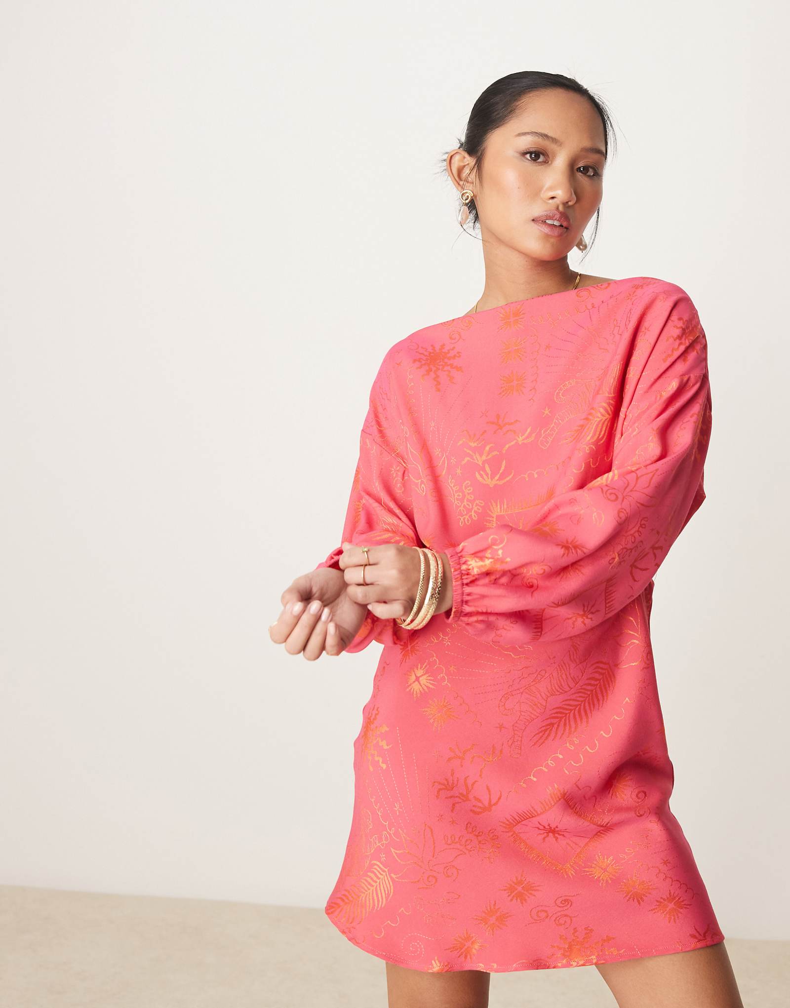 Никогда не одевавшееся полностью мини-платье Petite Tilly в красно-розовых тонах 23690₽