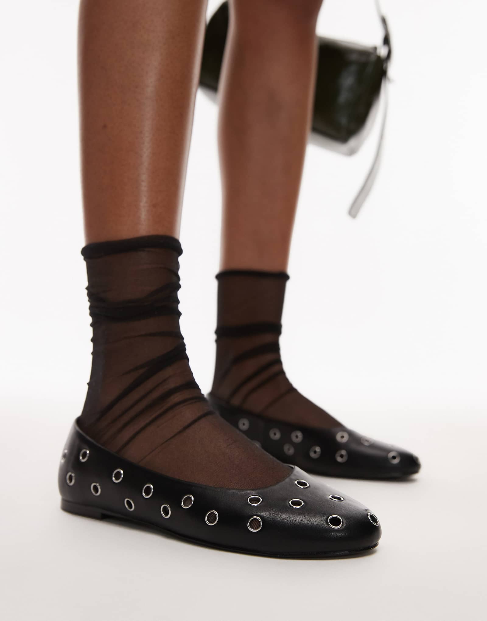 Черные балетные туфли-лодочки Mango с заклепками 9390₽