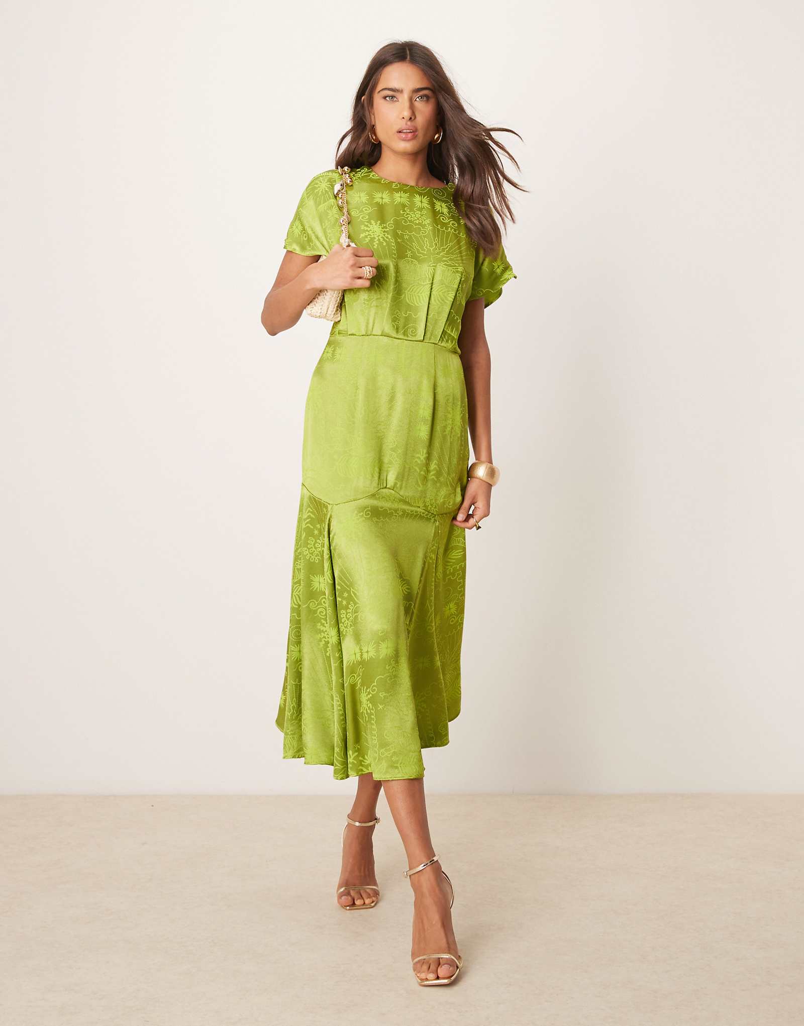 Никогда не одевавшееся полностью платье мидакси из тисненого атласа зеленого цвета