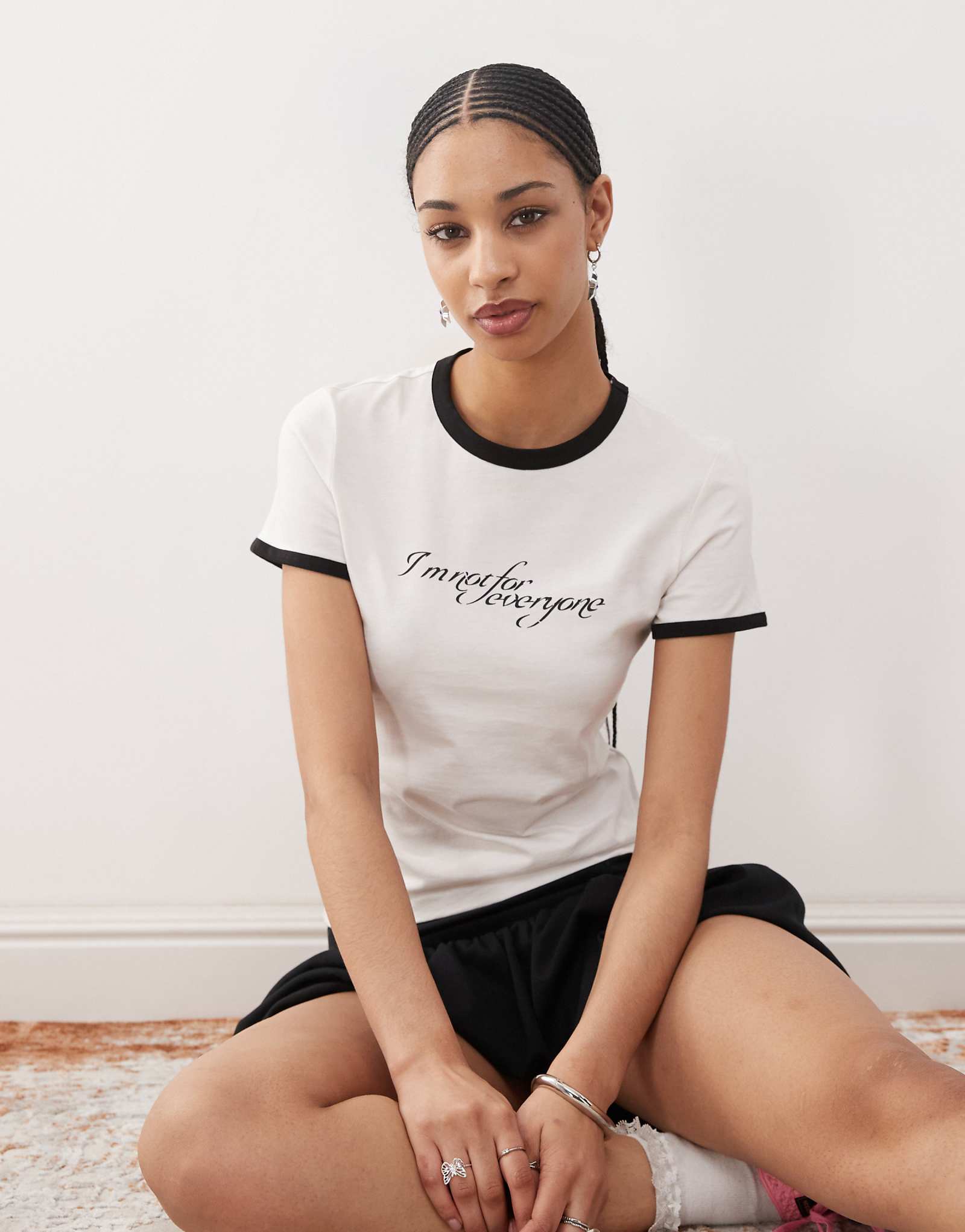 Футболка ringer в стиле будничных 90-х годов с графическим принтом спереди белого цвета 3090₽