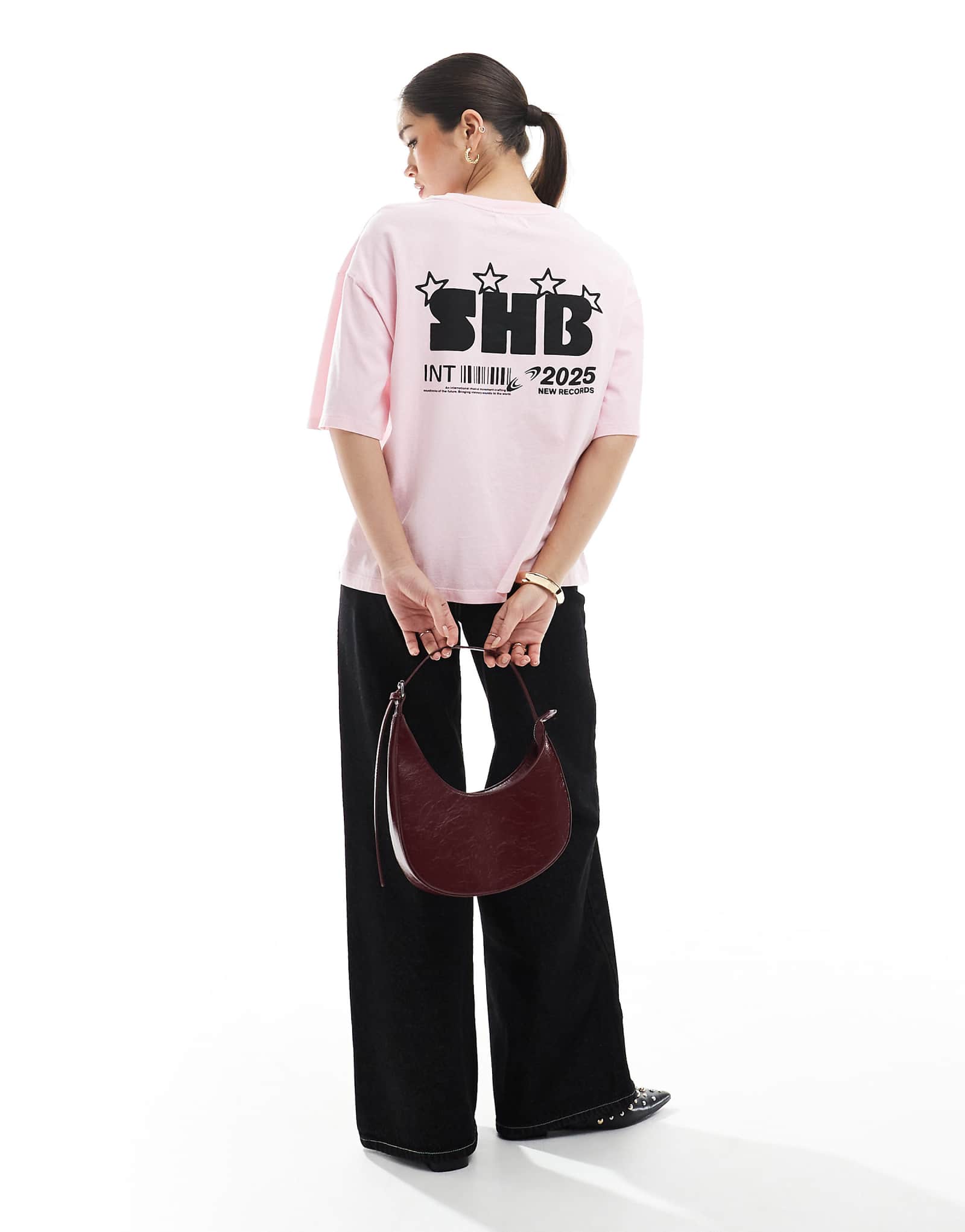 Футболка с рисунком Pull-Bear розового цвета 3190₽