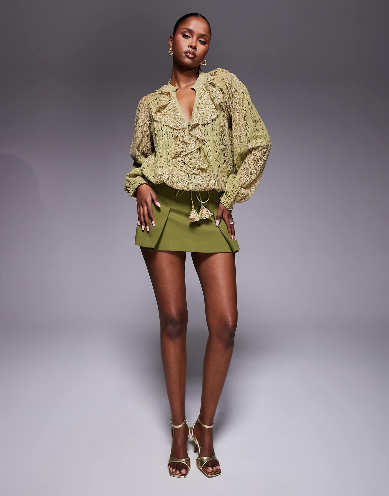 Сшитые на заказ мини-шорты River Island с поясом цвета хаки 10590₽