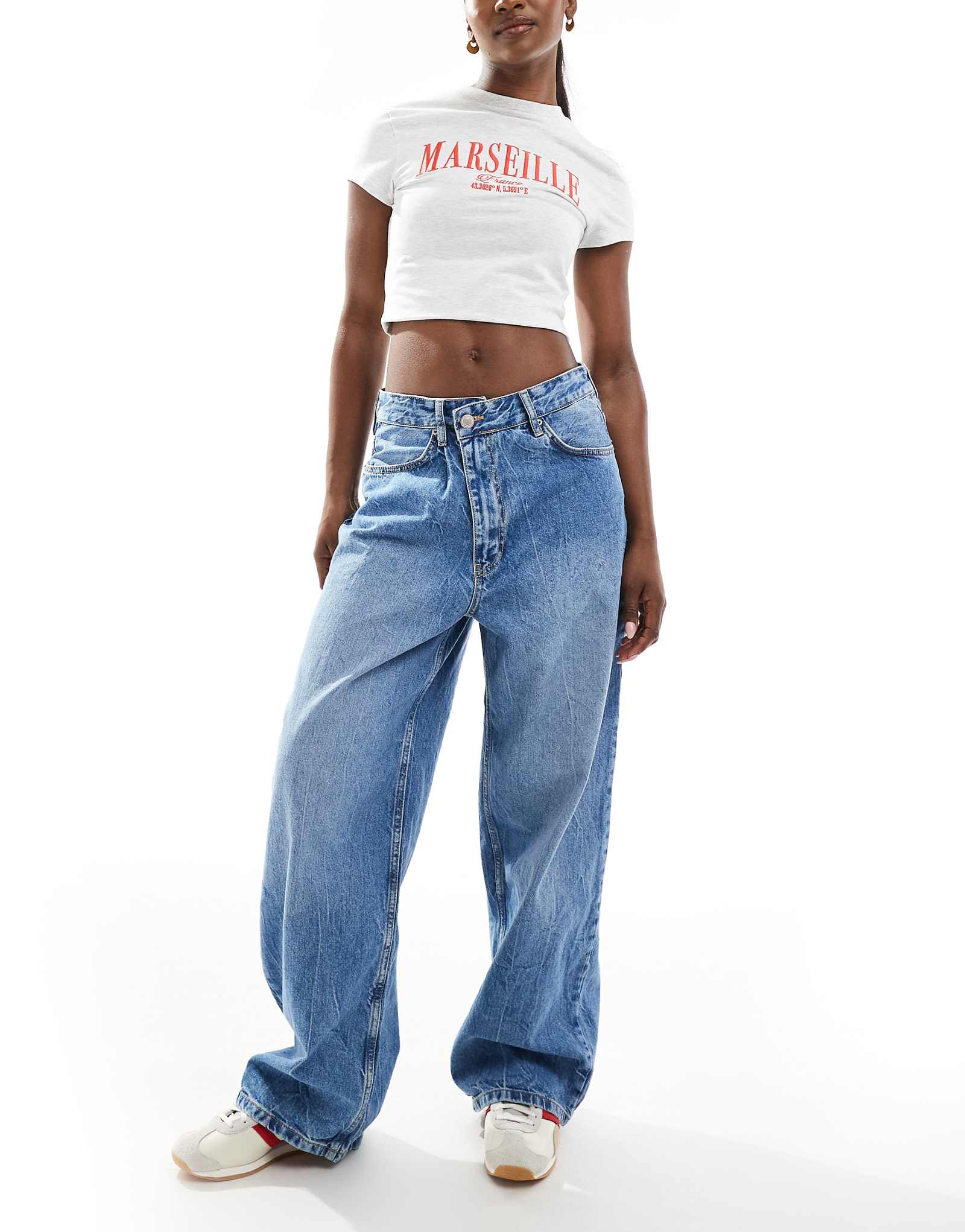 Джинсы с широкими штанинами и перекрещивающимся поясом Pull-Bear средне-синего цвета 3490₽