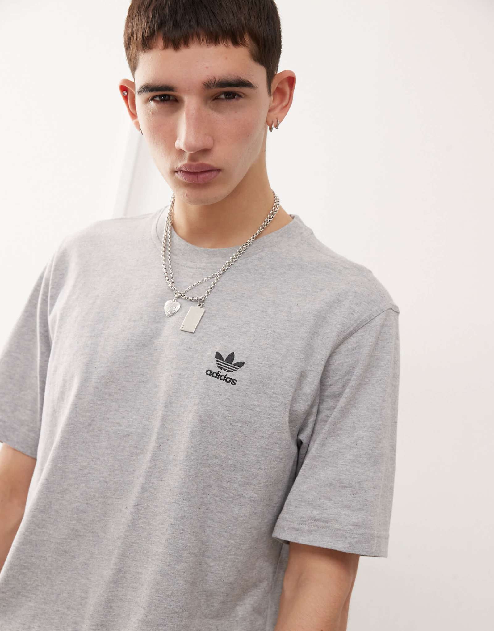 футболка adidas Originals Essentials с изображением трилистника серого цвета 4290₽