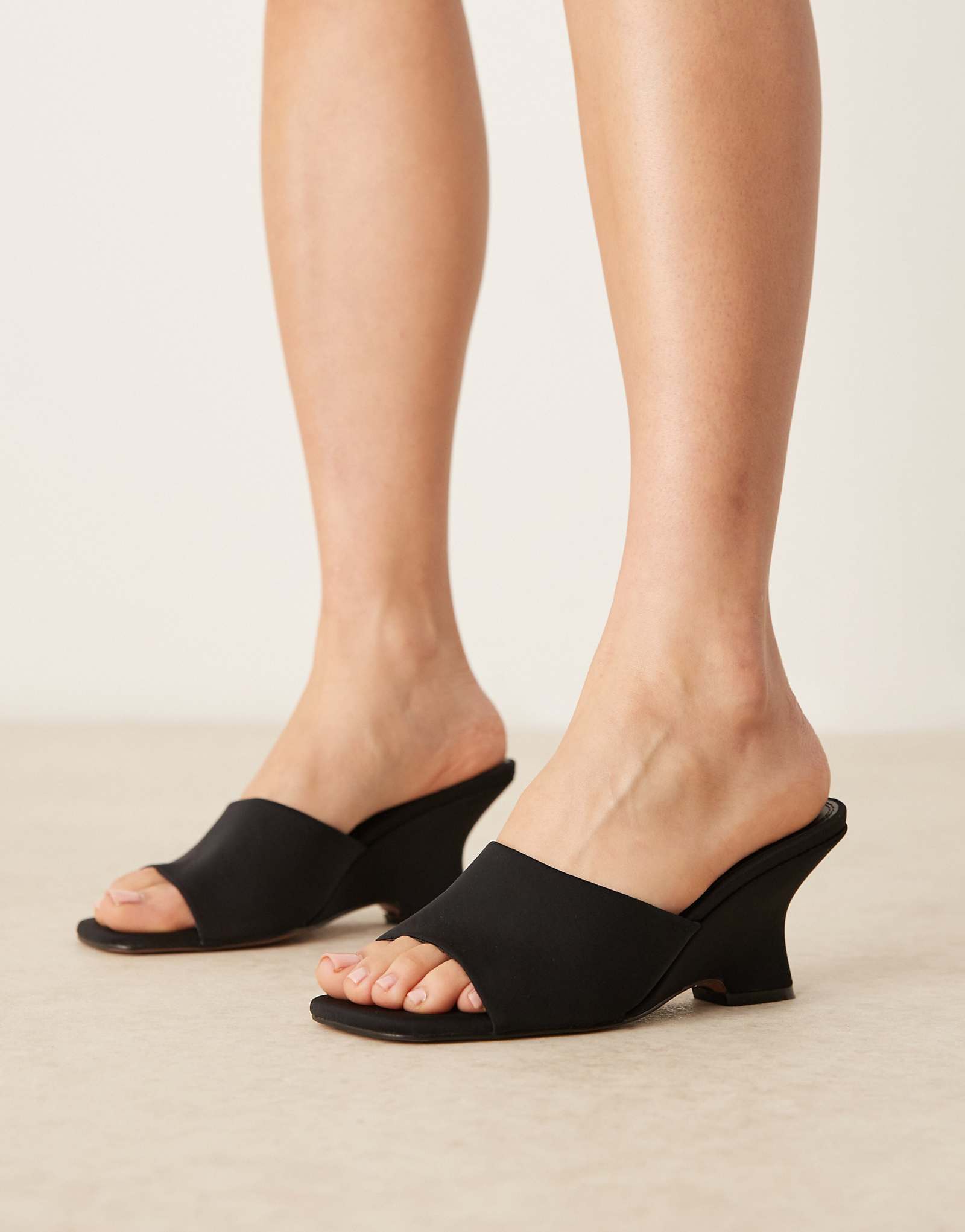 Черные босоножки на танкетке Trifle mule от ASOS DESIGN 6590₽