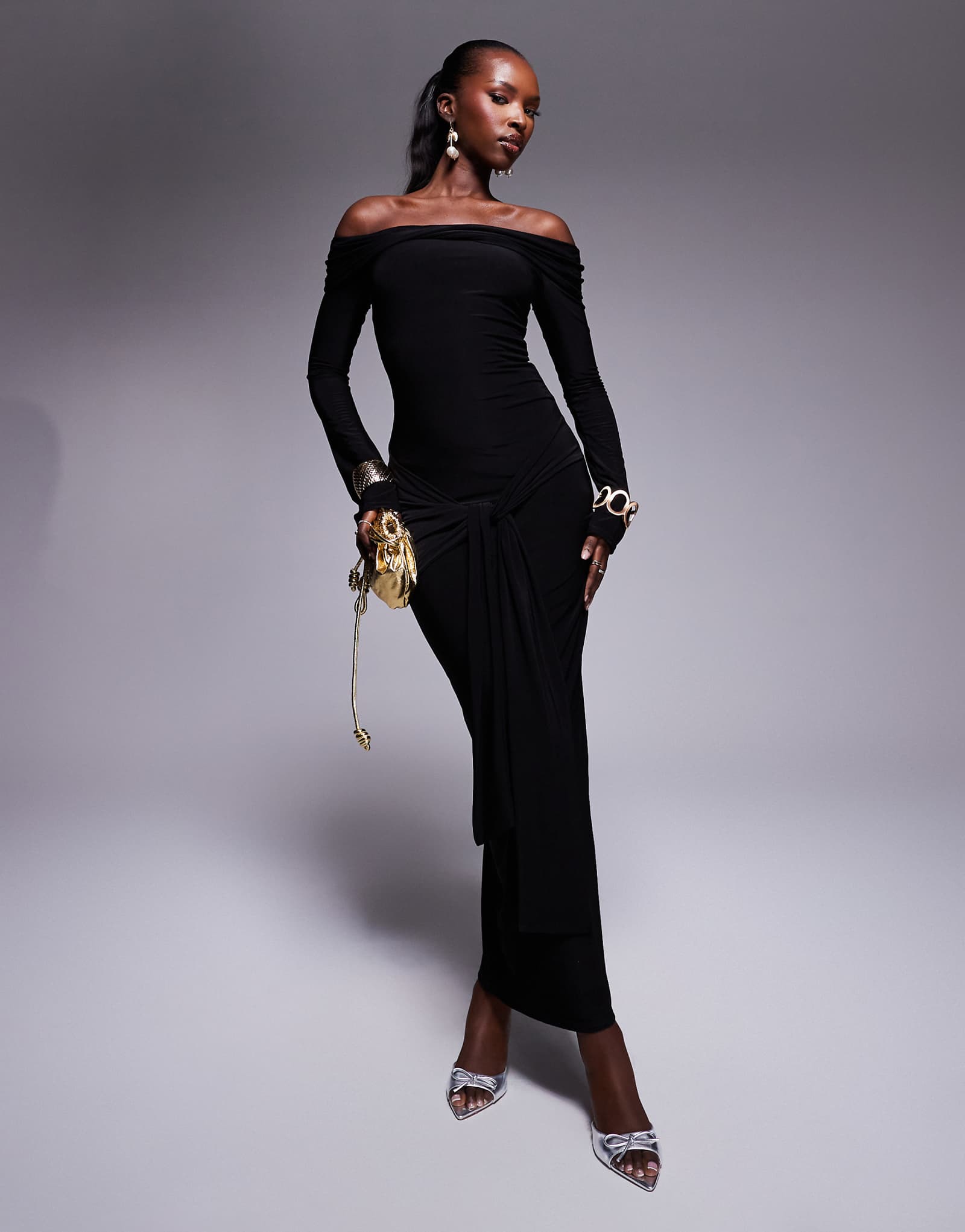 Эксклюзивное облегающее макси-платье Kaiia черного цвета с завязками-бардо и драпировкой по бокам 13690₽