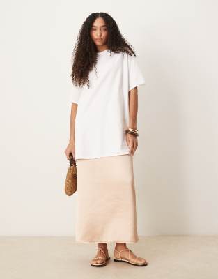 Футболка ASOS DESIGN 2 в 1 с атласным платьем миди кремового цвета