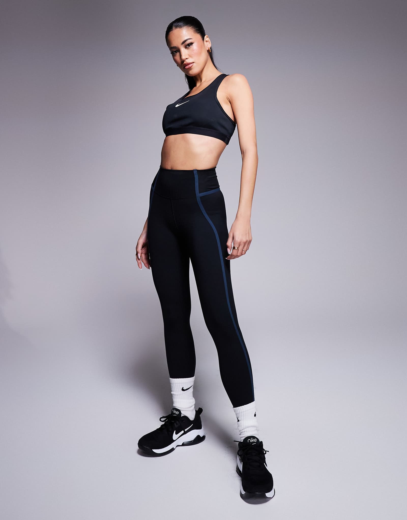 Черные леггинсы Nike Training One contrast stitch 78 черного цвета 14290₽