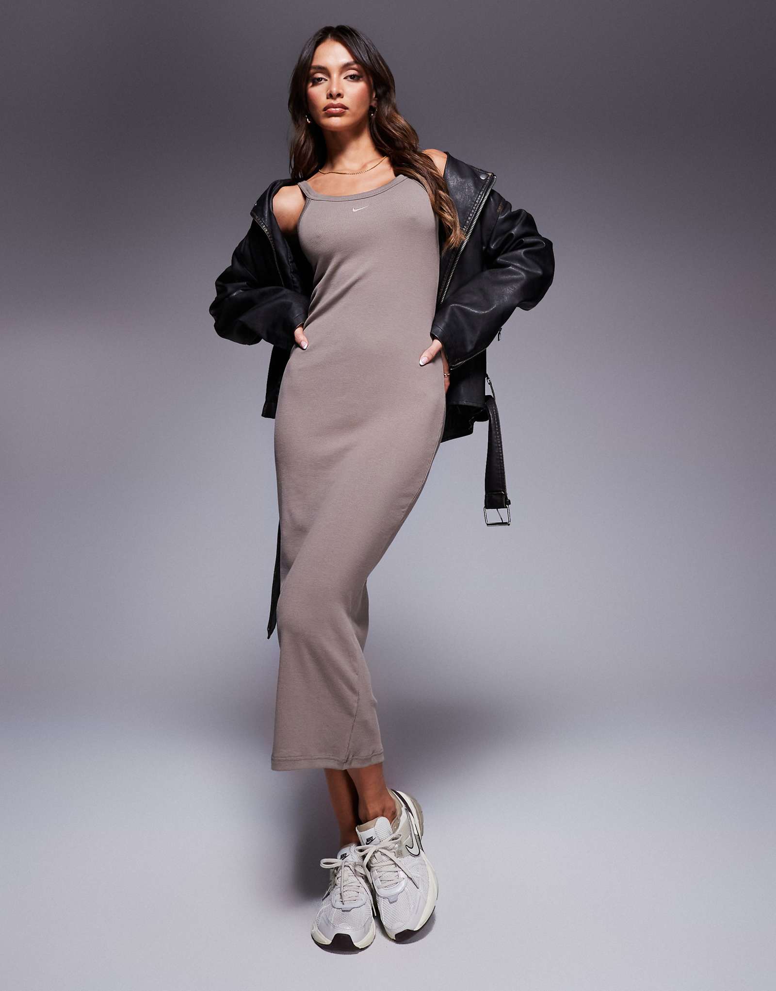 Коричневое макси-платье на бретелях в рубчик от Nike Chill 13290₽