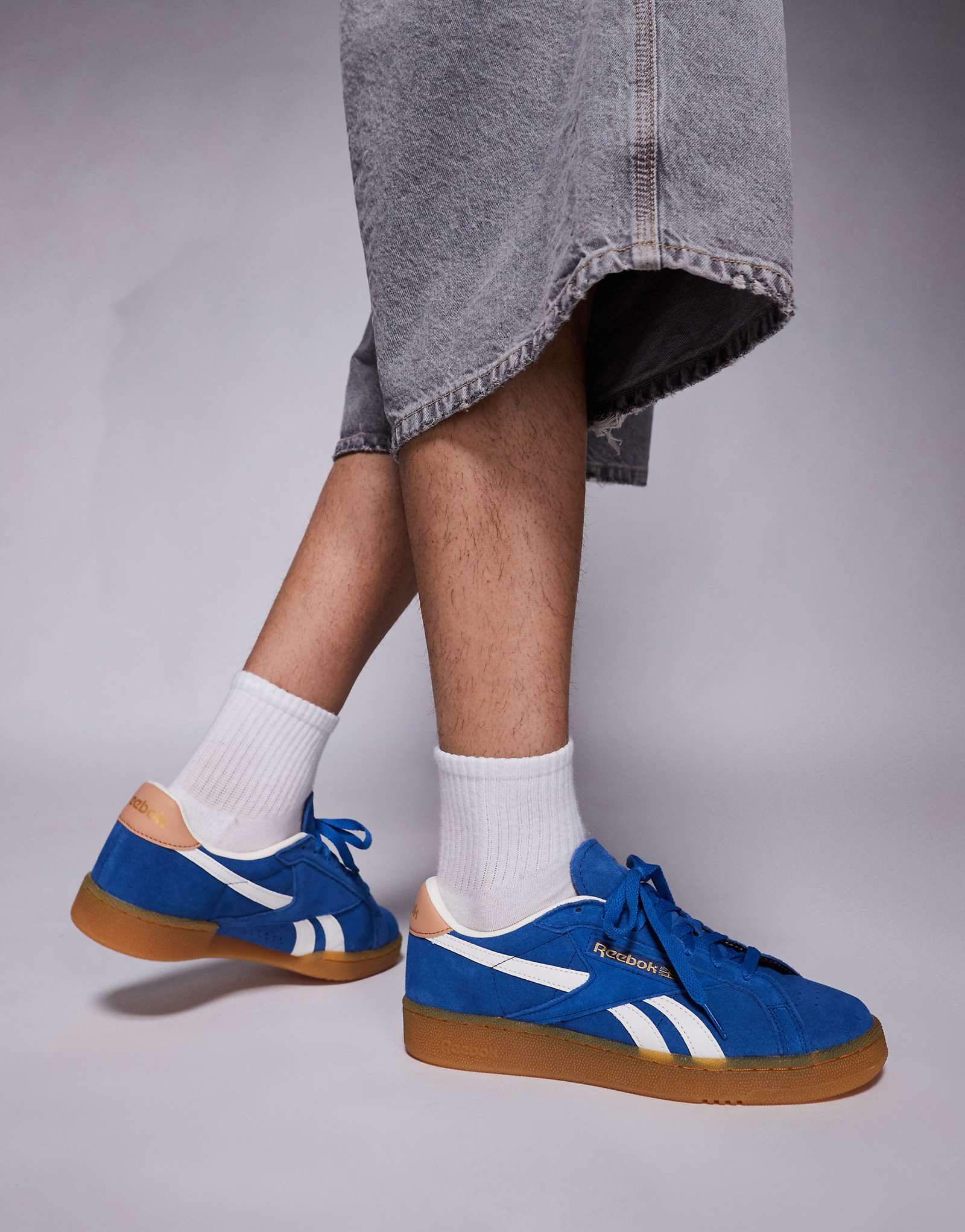 Кроссовки Reebok Club C Grounds темно-синего и белого цветов 9190₽