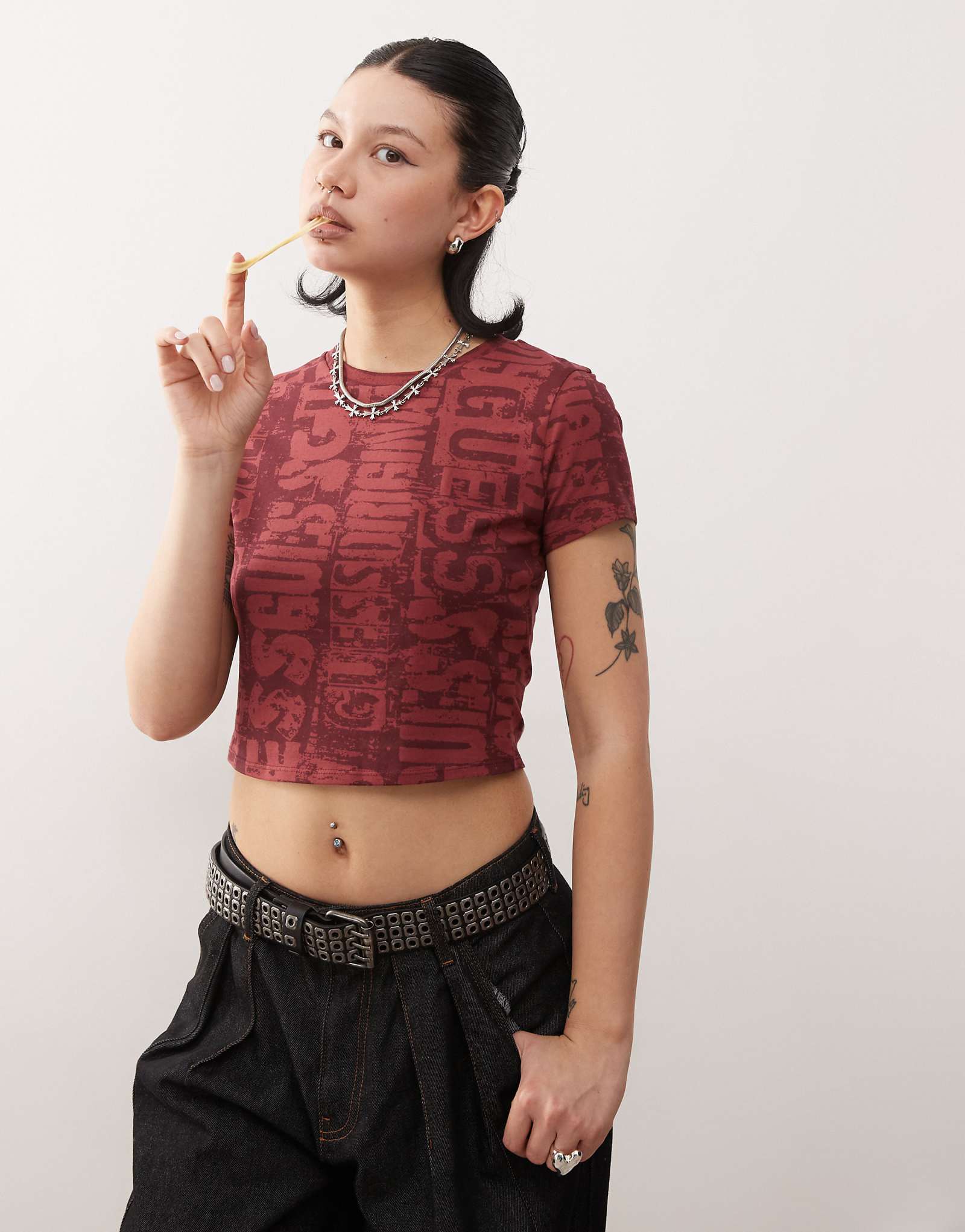 Детская футболка Guess Originals с принтом бордового цвета