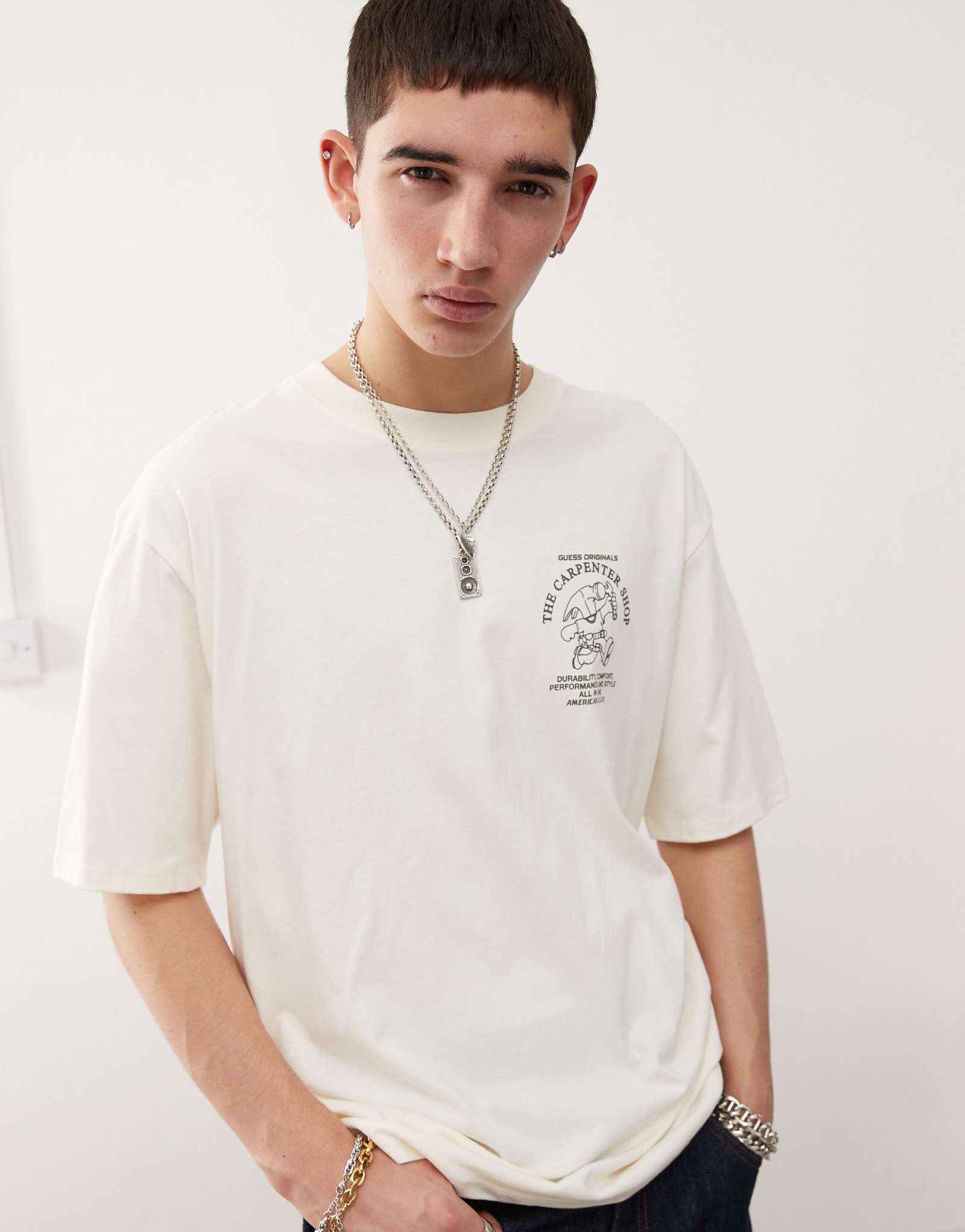 Белая футболка Guess Originals с принтом Столярная мастерская на груди и спине 5590₽