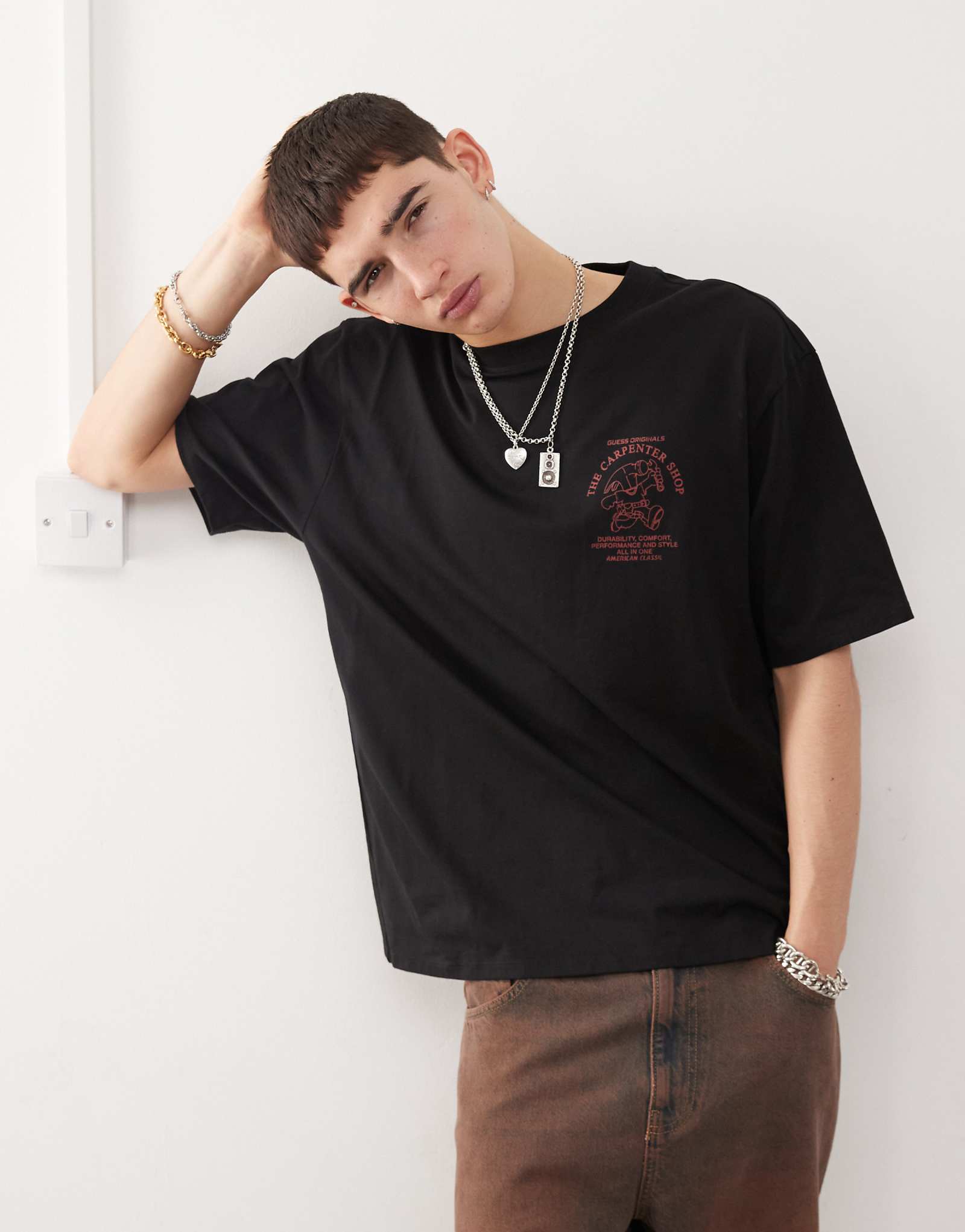 Футболка Guess Originals черного цвета с принтом carpenter shop на груди и спине 7990₽