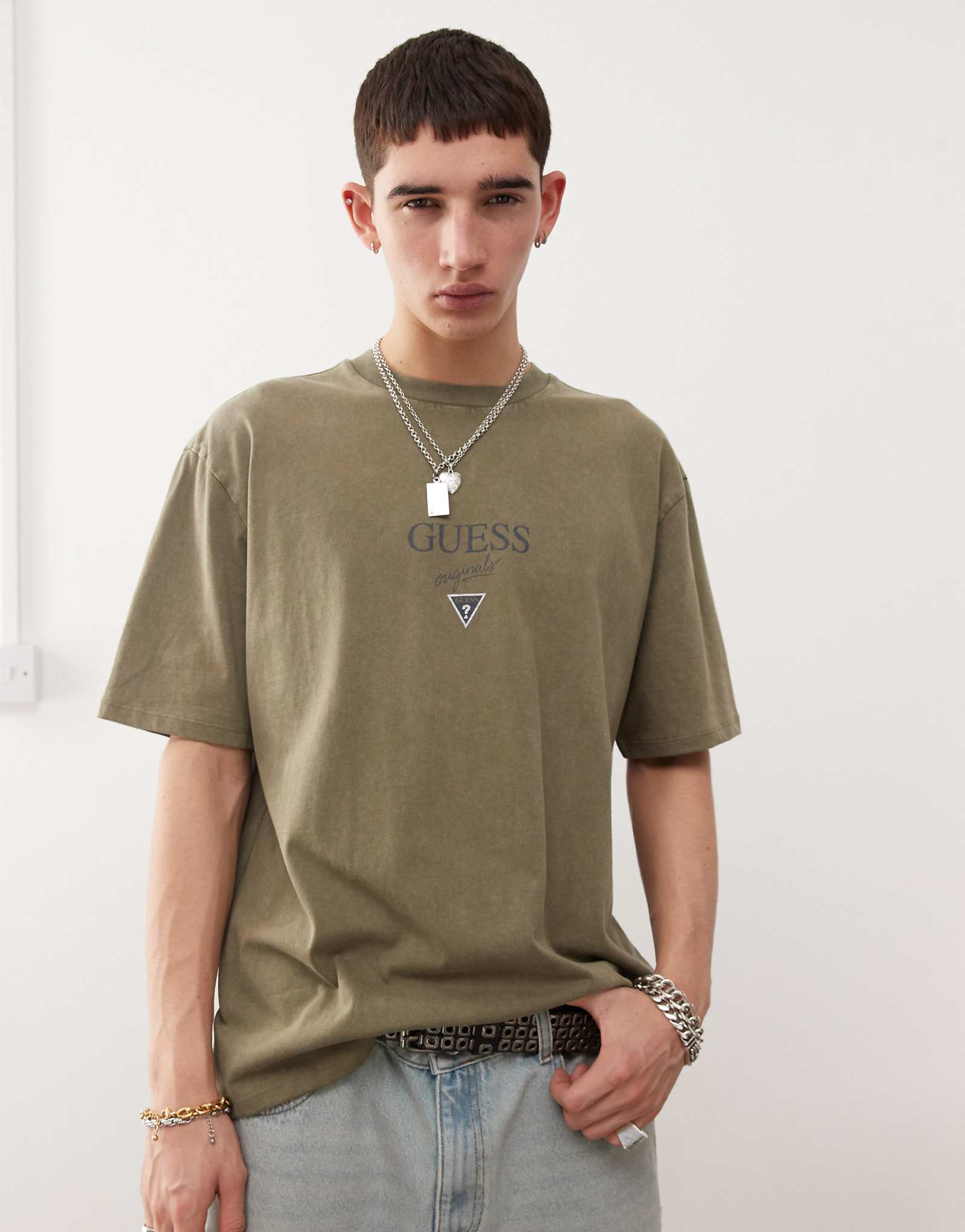 Футболка Guess Originals с нанесенным логотипом baker зеленого цвета хаки 7390₽