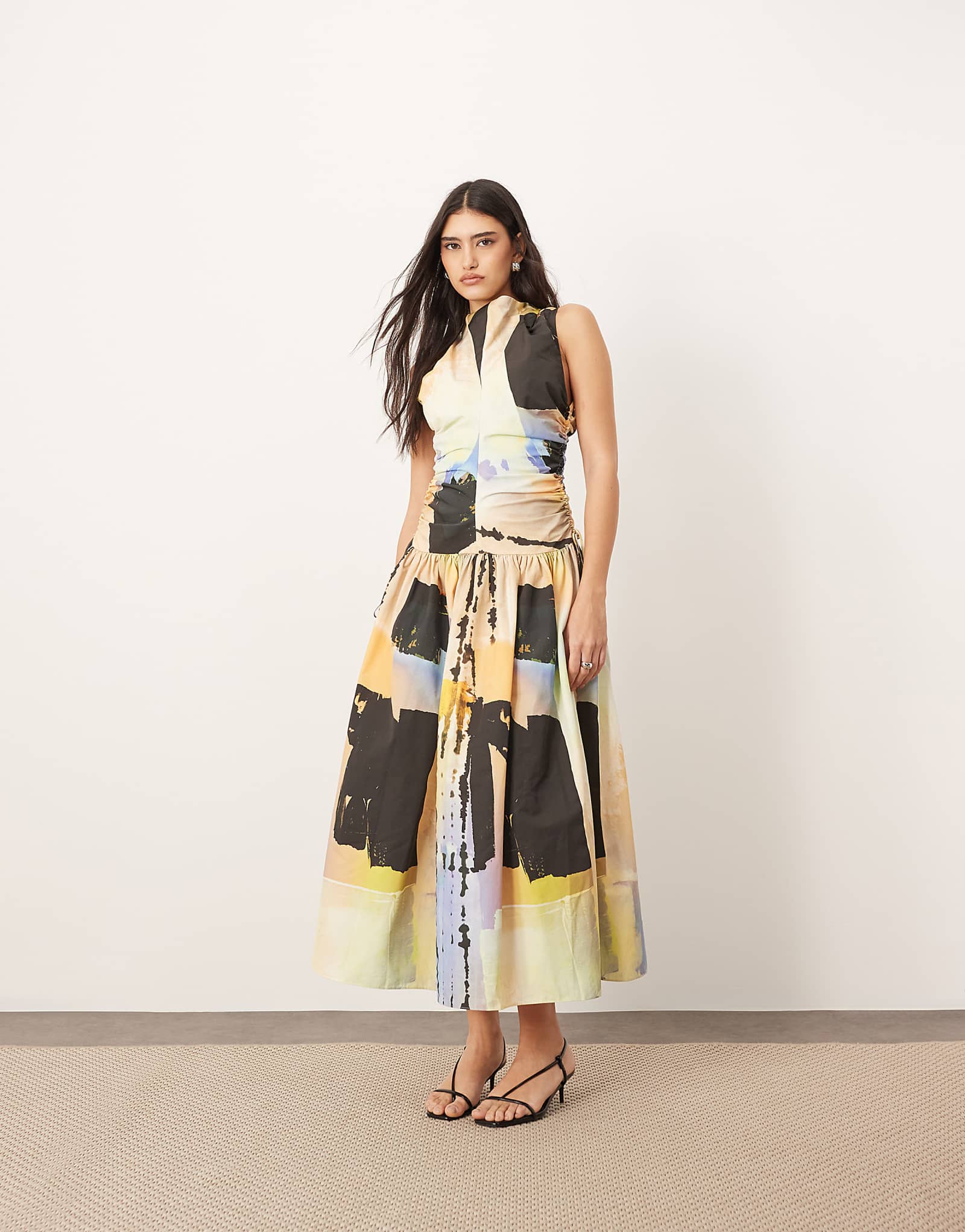 ARRANGE drop waist ruched detail funnel neck midi dress in paint print 34090₽