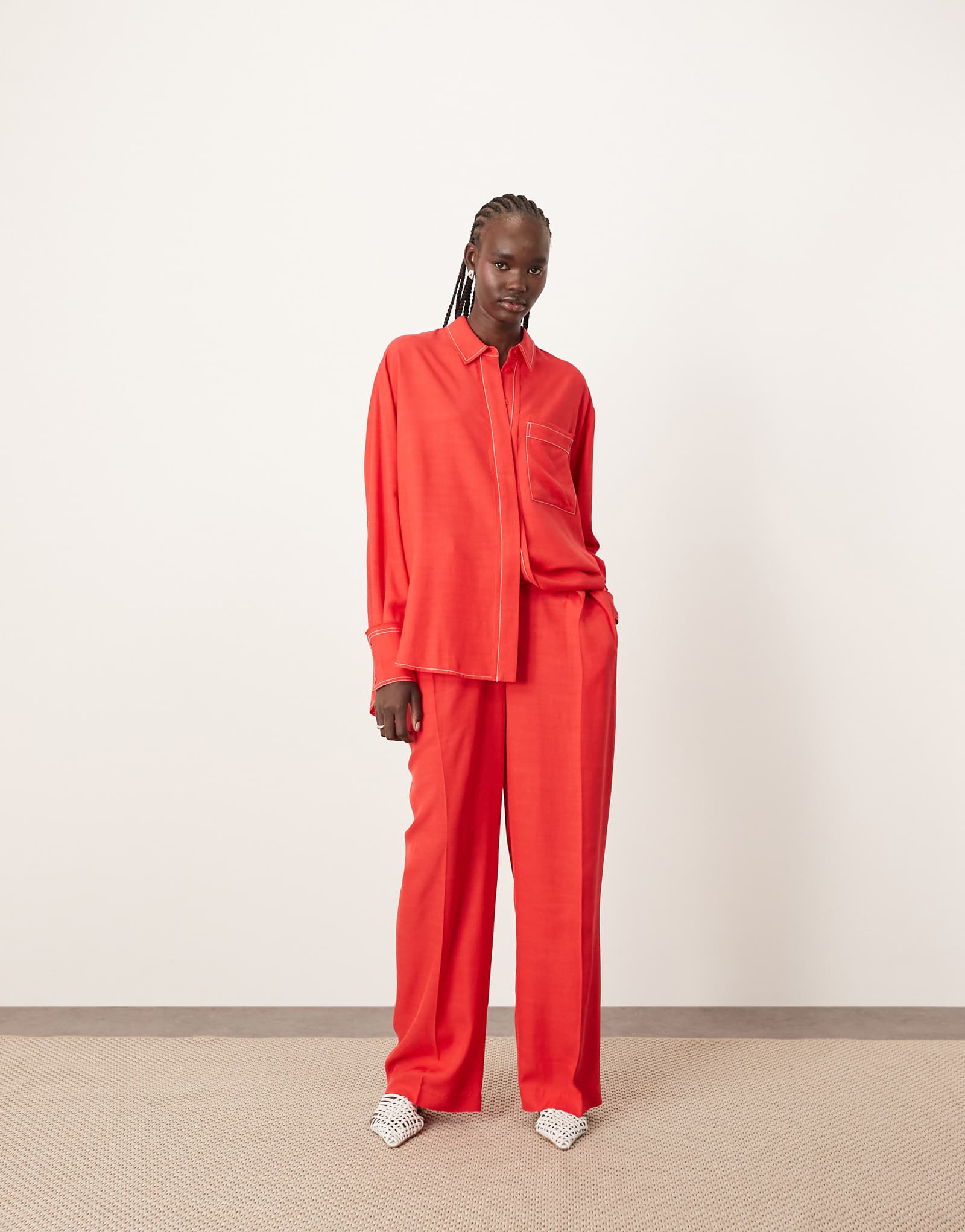 Широкие брюки с контрастной строчкой красного цвета - часть комплекта 11090₽