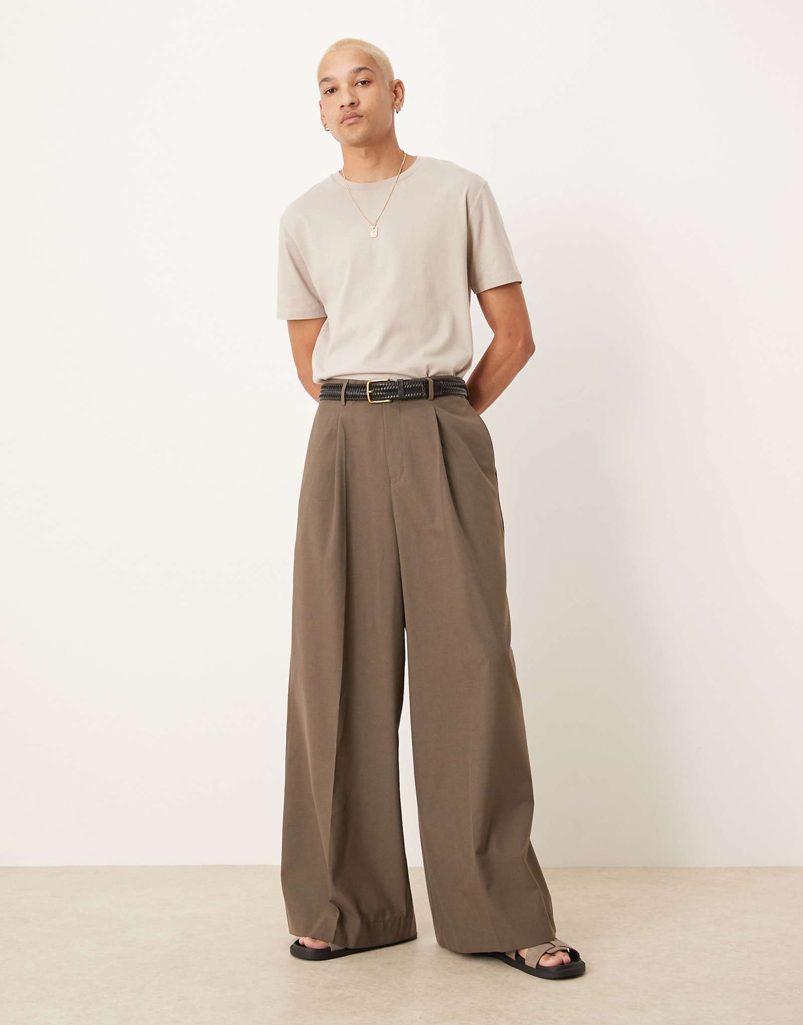 Элегантные широкие брюки ASOS DESIGN extreme коричневого цвета со складкой спереди 9690₽