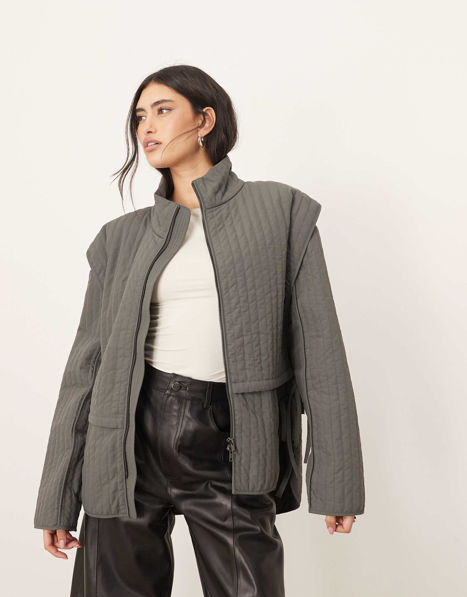 ВЫЛОЖИТЕ стеганую многослойную дужку с завязками, выполненными углем