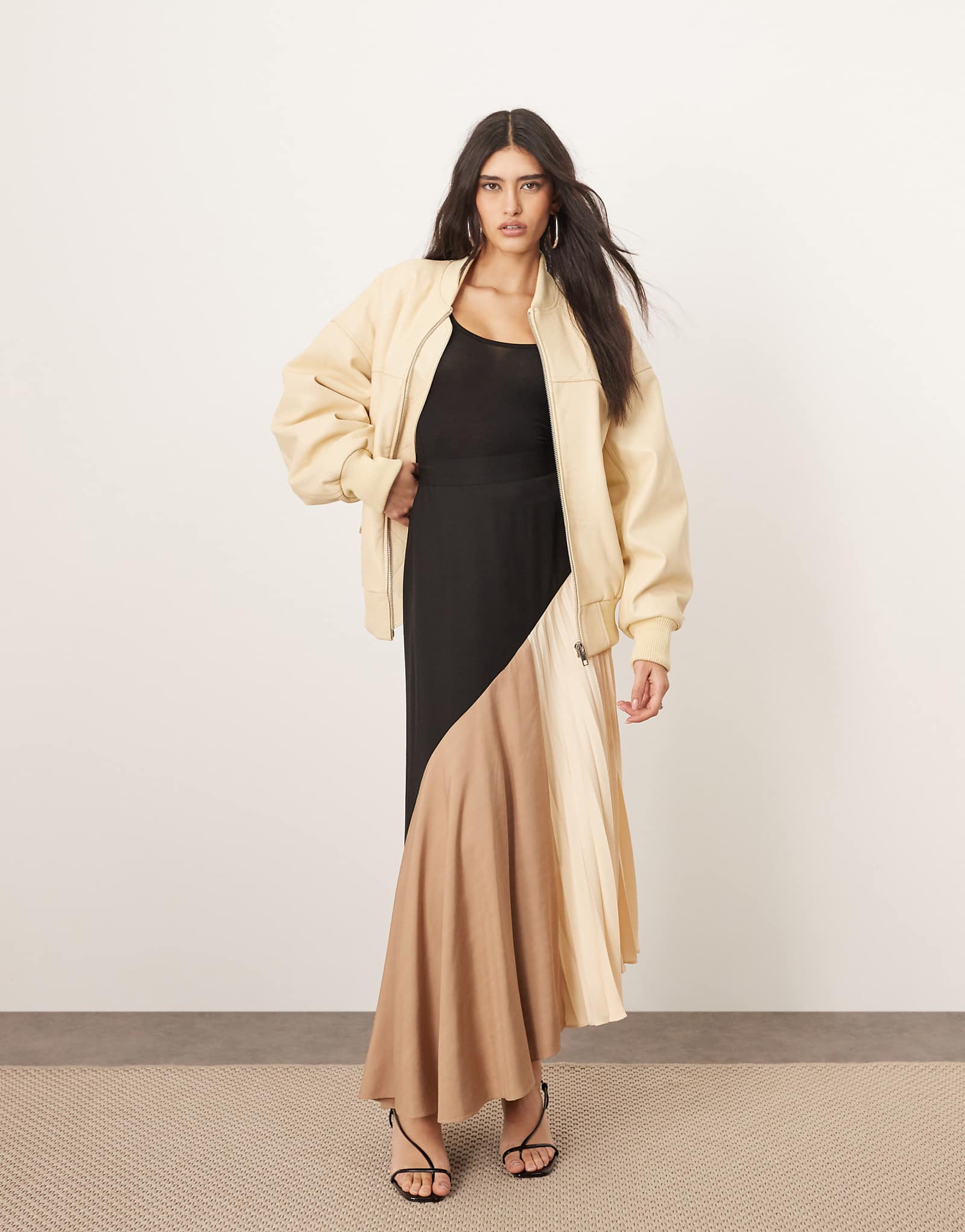 РАСПОЛОЖИТЕ юбку миди со складками в виде цветного блока в нескольких цветах 15590₽