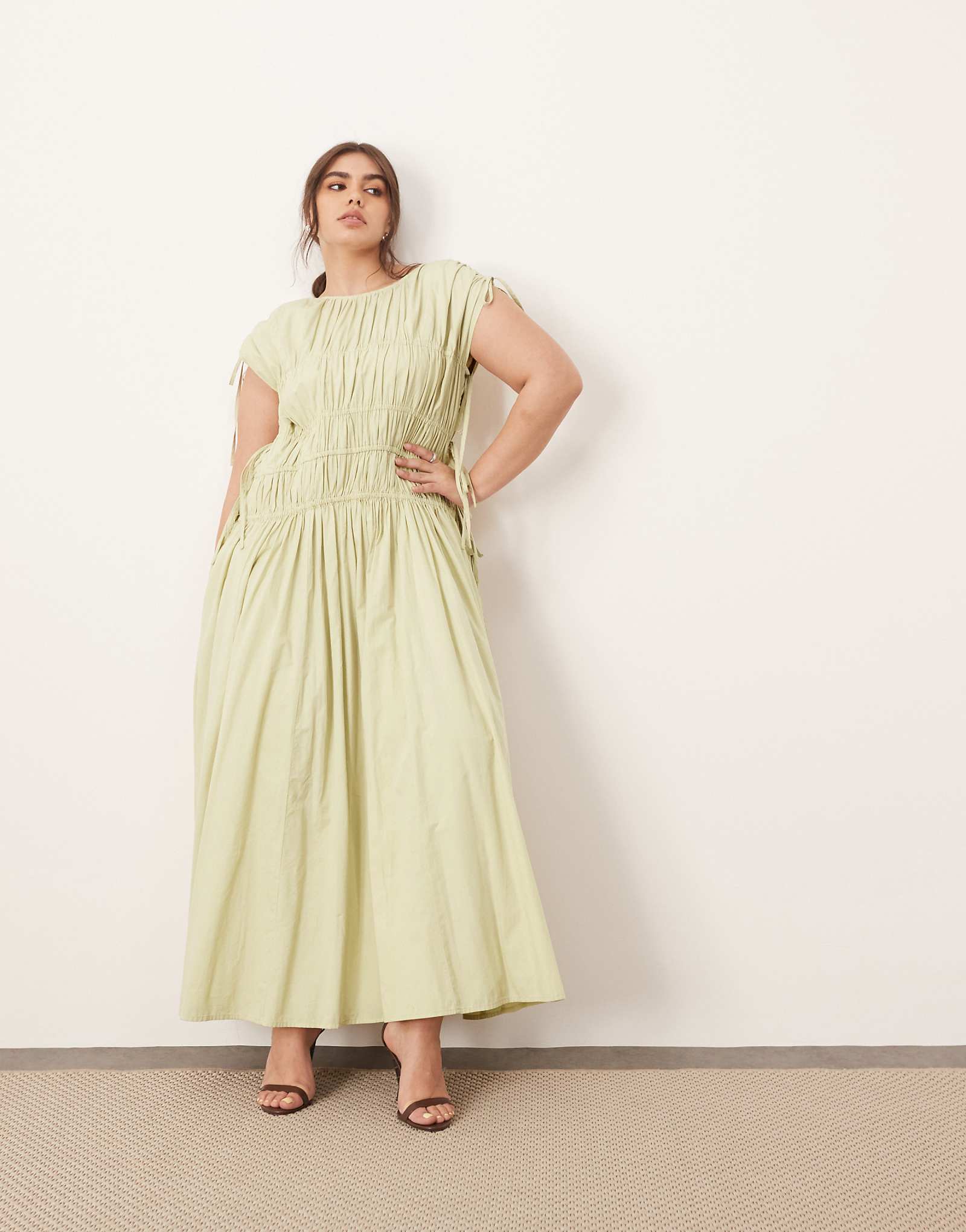 Платье миди-трапеция на завязках из чистого хлопка с округлым вырезом горловины и карманами из промытого шалфея 27590₽