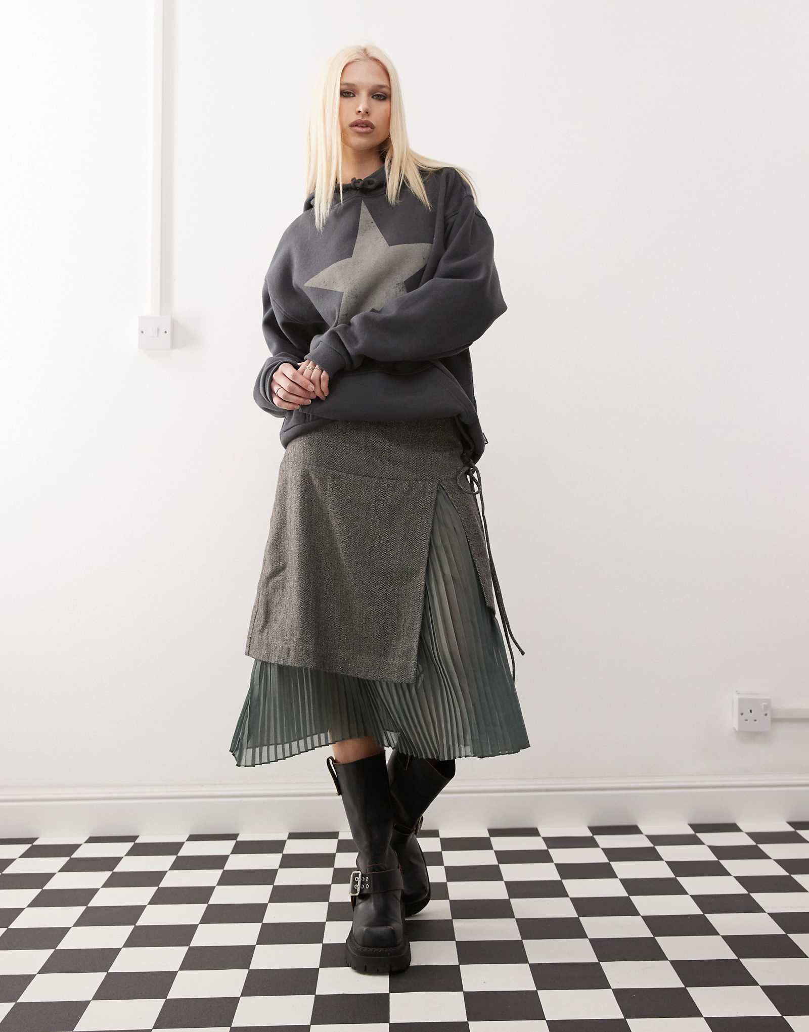 Базовая юбка миди-килт из твида с накладками в стиле Pleasure Mode цвета хаки 22190₽