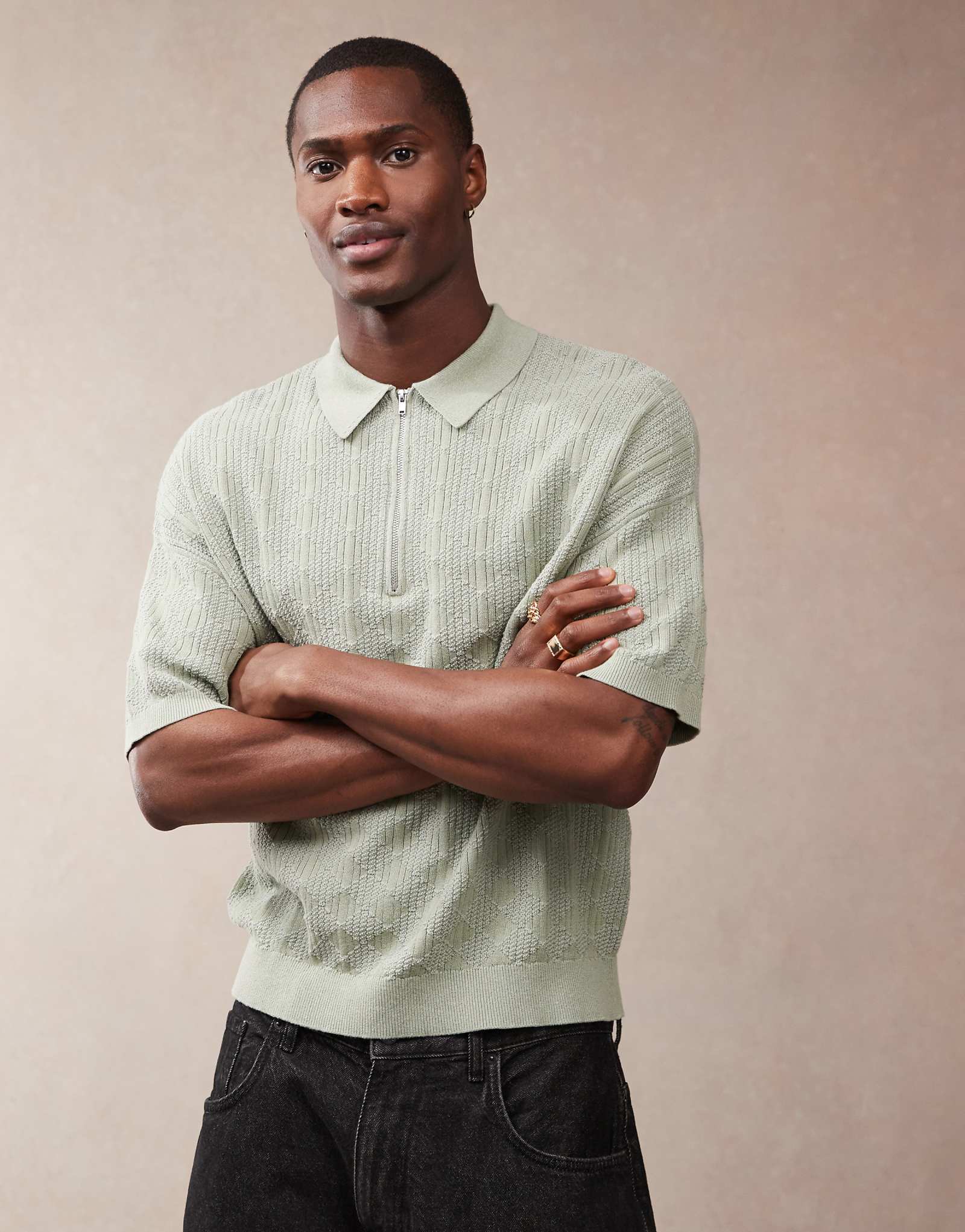 ДИЗАЙНЕРСКОЕ поло ASOS свободного кроя с текстурированной застежкой на молнию с четвертью цвета шалфея 4090₽