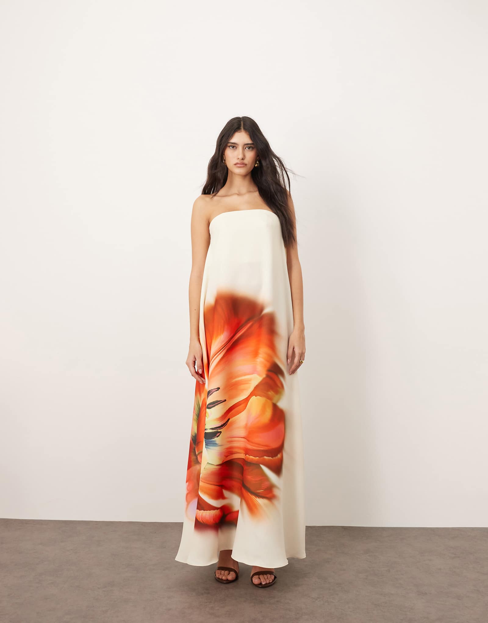 ОФОРМИТЕ структурированное макси-платье-бандо в виде колонны с внутренним корсетом и пышным цветочным принтом 42090₽