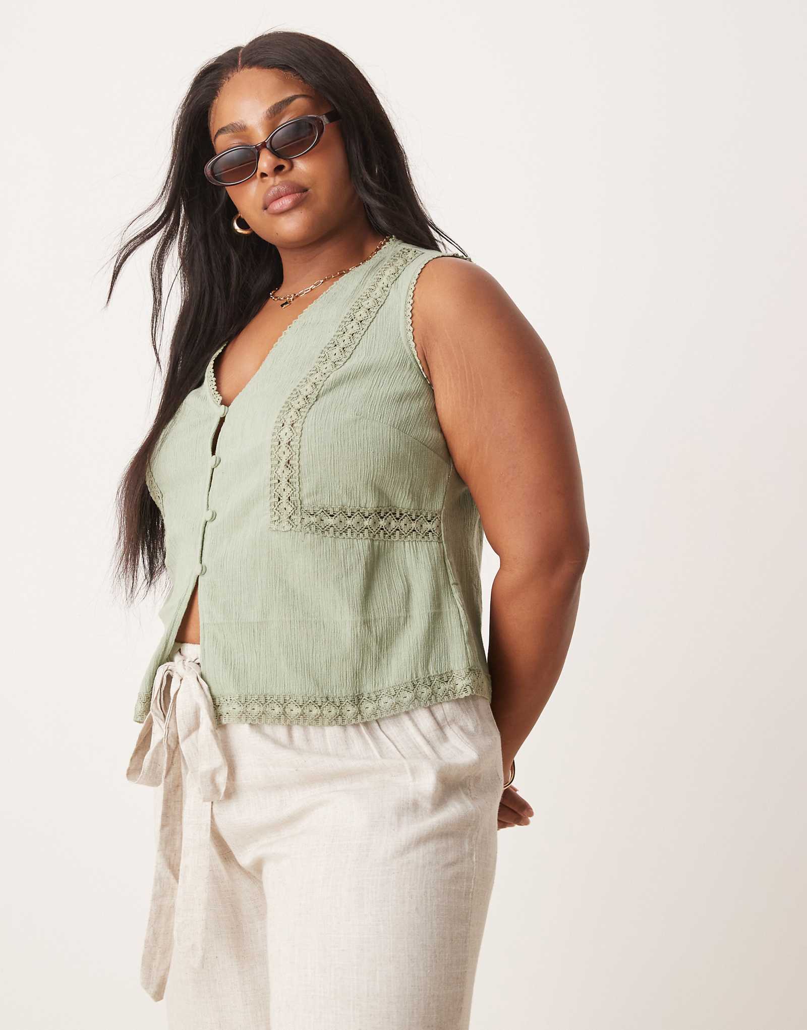 Жилет с кружевной отделкой ASOS DESIGN Curve цвета шалфея 6390₽