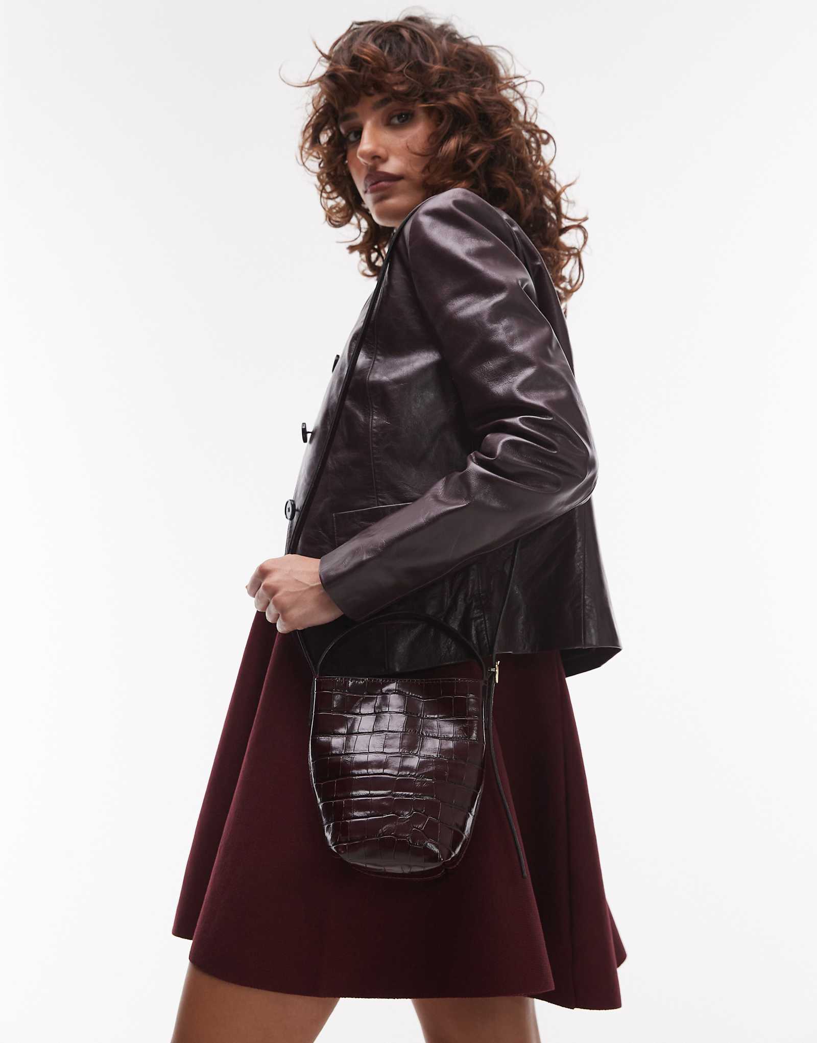 Кожаная сумка-ведро ARKET через плечо со съемными ремешками бордового цвета 22990₽