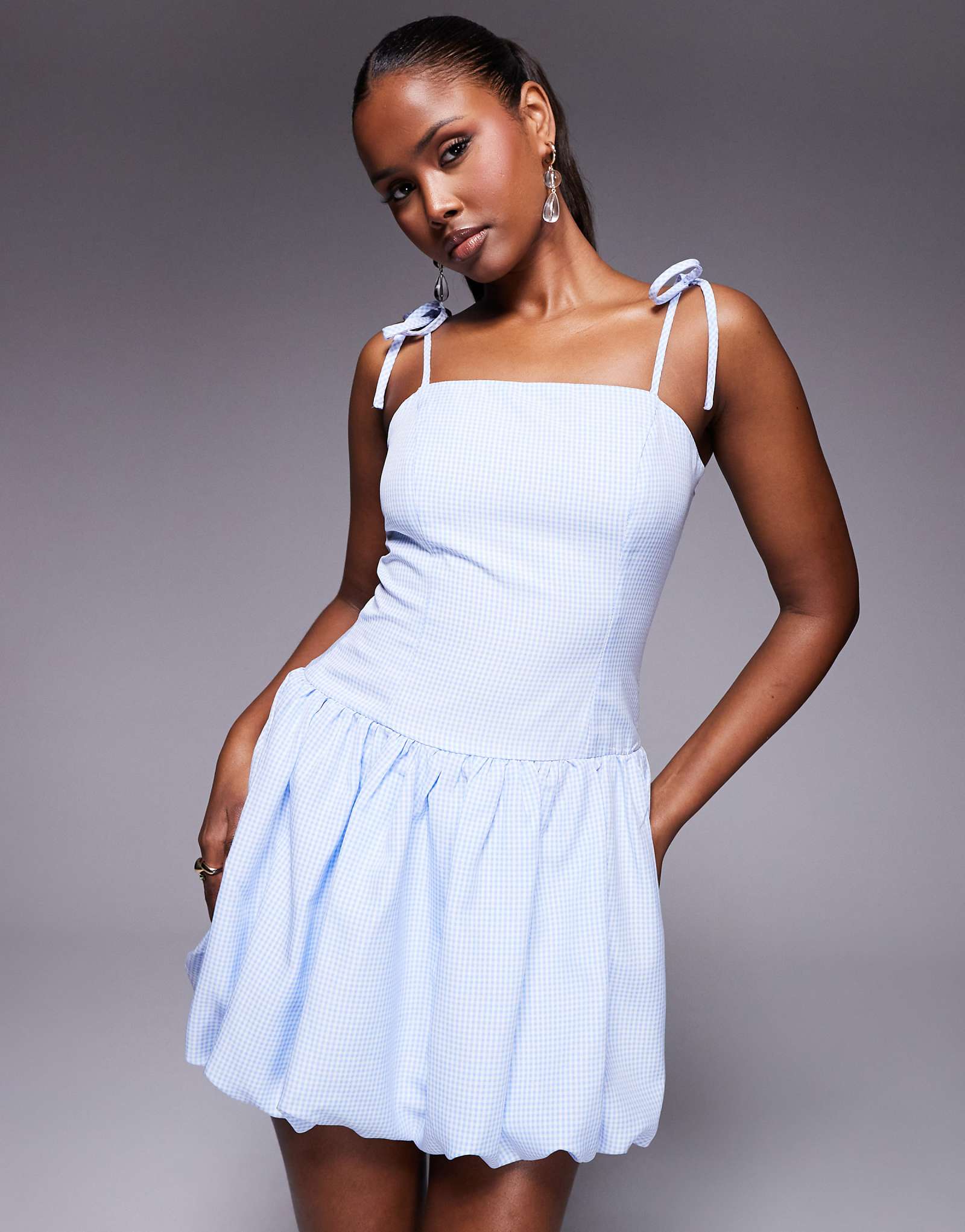 Мини-платье с завязками на плечах от Kaiia в синюю клетку 8790₽