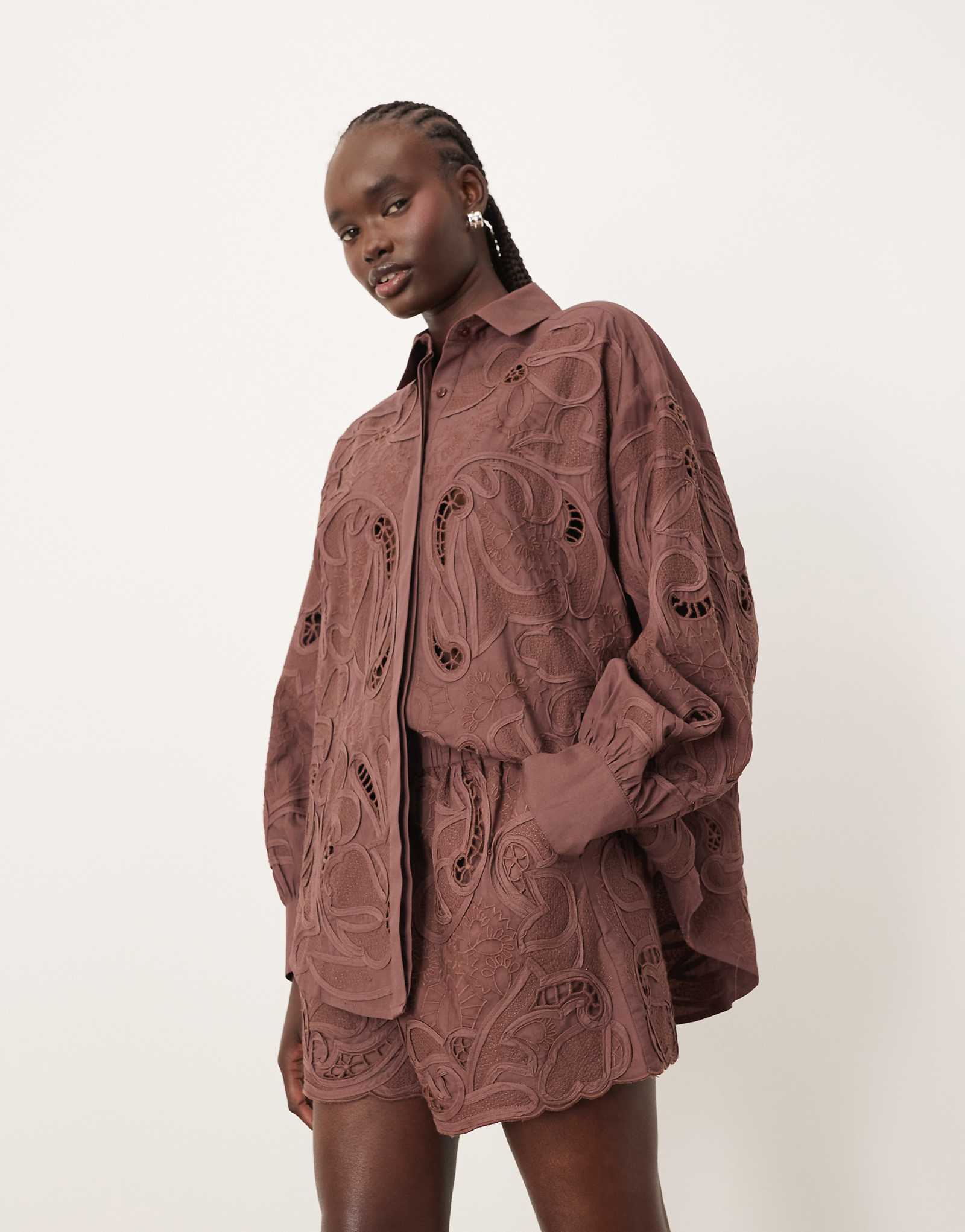 СОСТАВЬТЕ комплект из хлопчатобумажных шорт с зеркальной цветочной вышивкой и ришелье шоколадного цвета - часть комплекта 18390₽