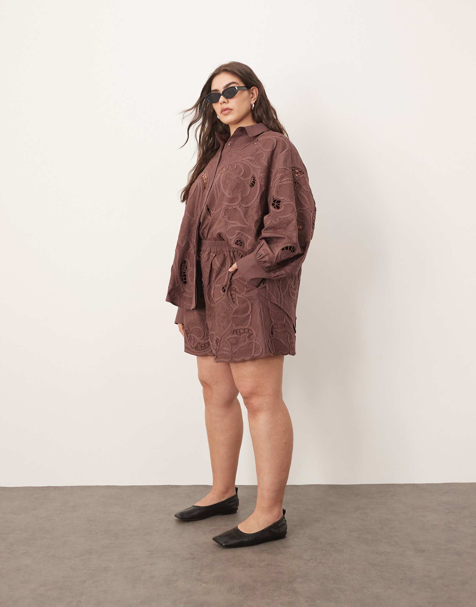 Шорты из плотного хлопка с зеркальной цветочной вышивкой и ришелье шоколадного цвета - часть комплекта 10090₽