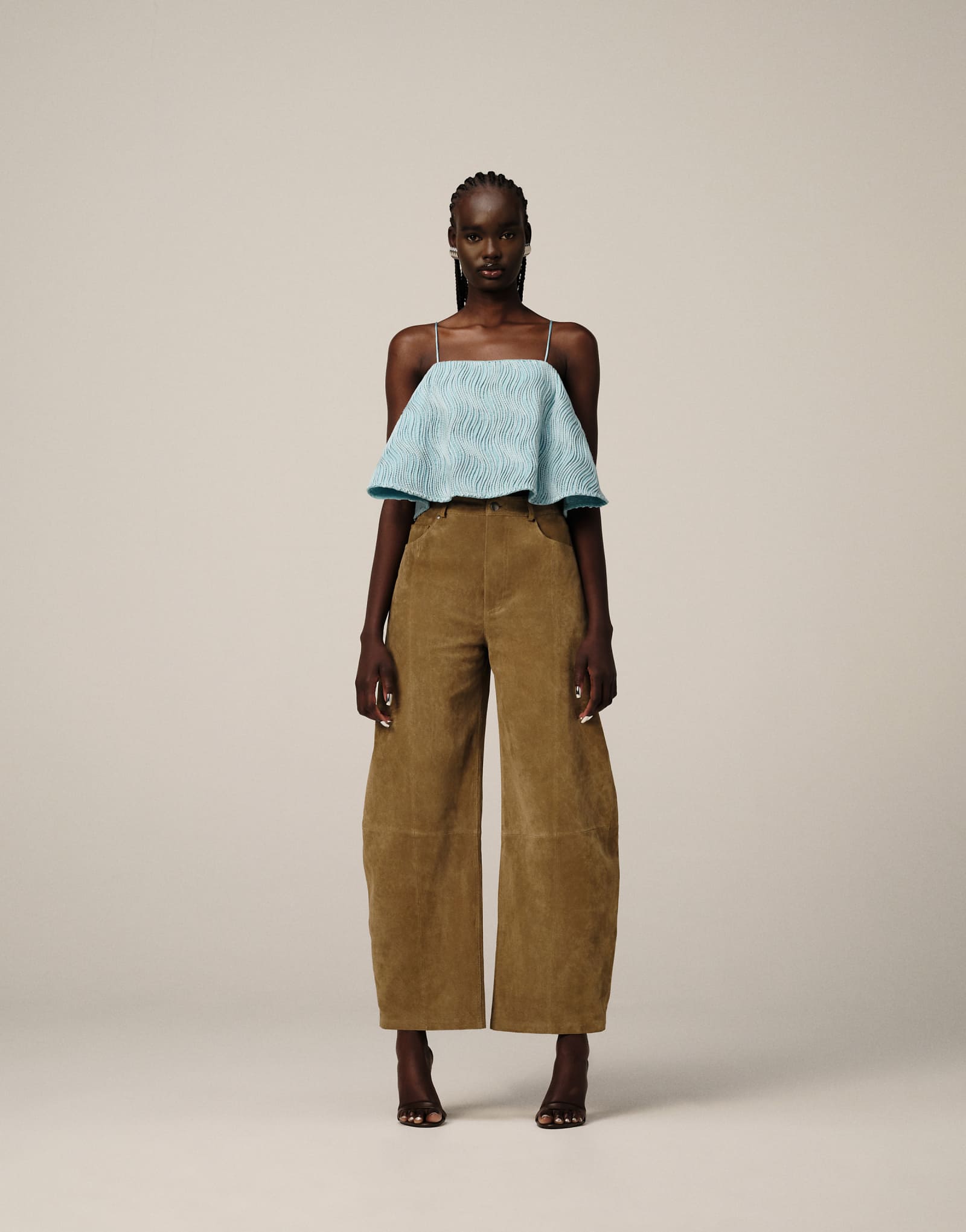 ОФОРМИТЕ трапециевидный топ на бретелях с волнистой текстурой синего цвета 22290₽