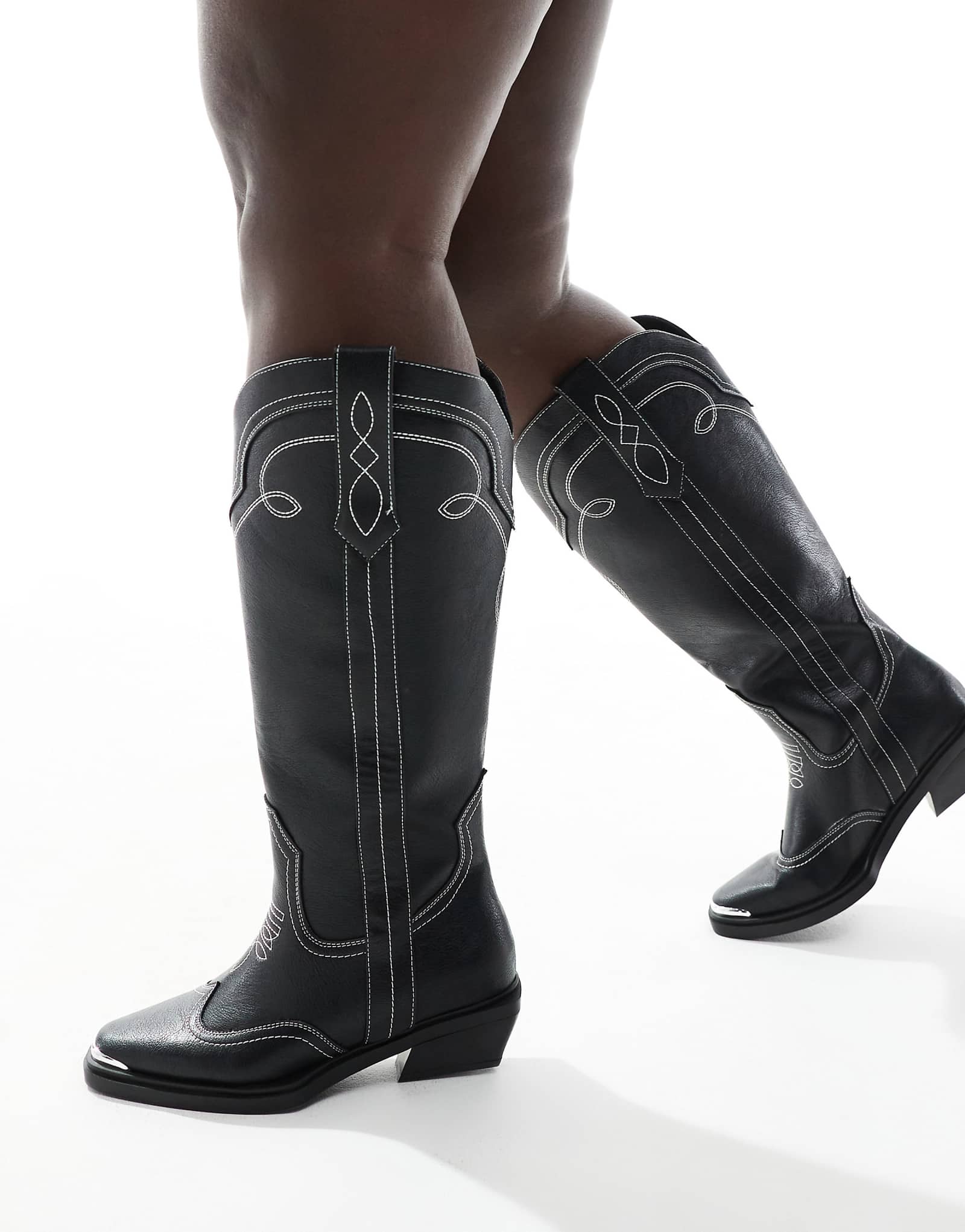 Черные сапоги до колена Celeste на плоской подошве в западном стиле ASOS DESIGN Curve черного цвета со строчкой 15190₽