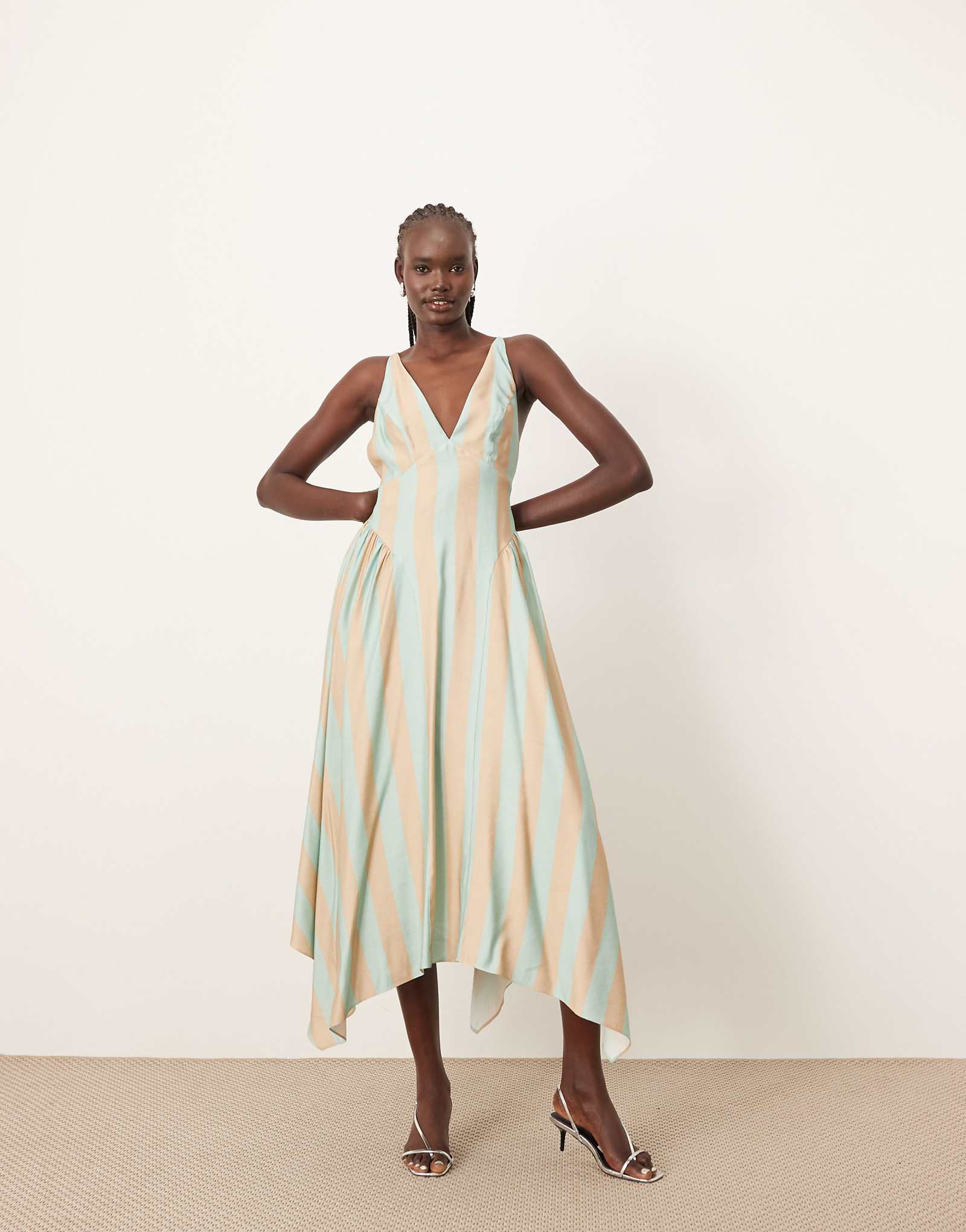 Платье миди с перекрещивающейся спинкой и пышной юбкой в зеленую полоску 9690₽