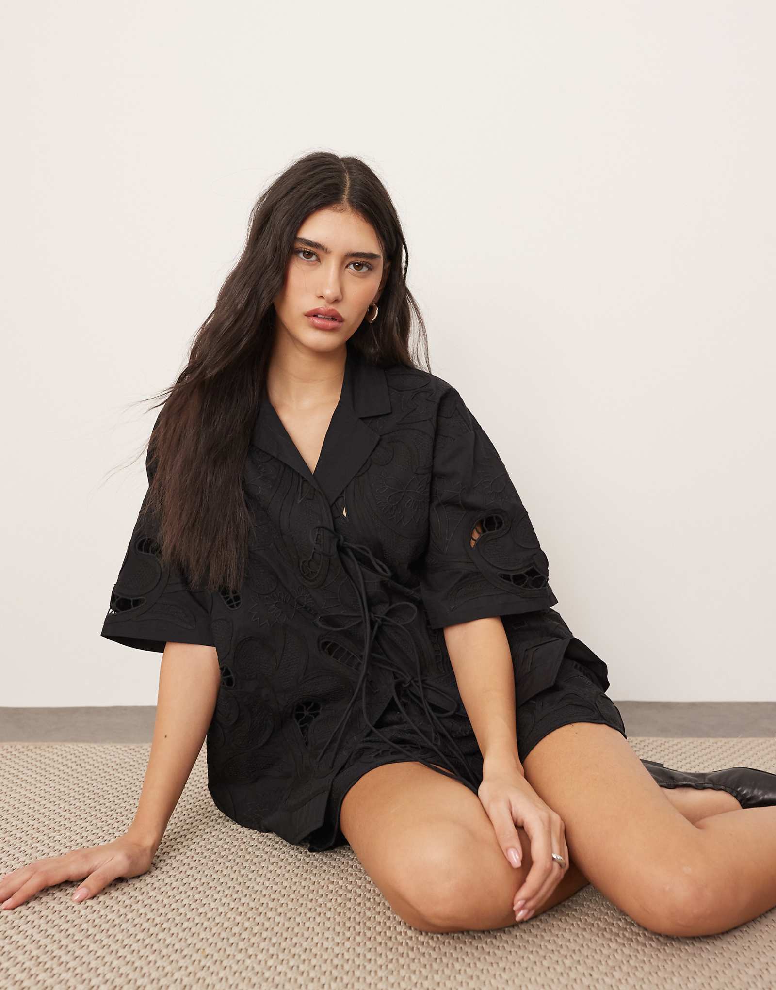 ОФОРМИТЕ хлопчатобумажную вышитую ришелье рубашку с коротким рукавом и галстуком спереди черного цвета - часть комплекта 19990₽