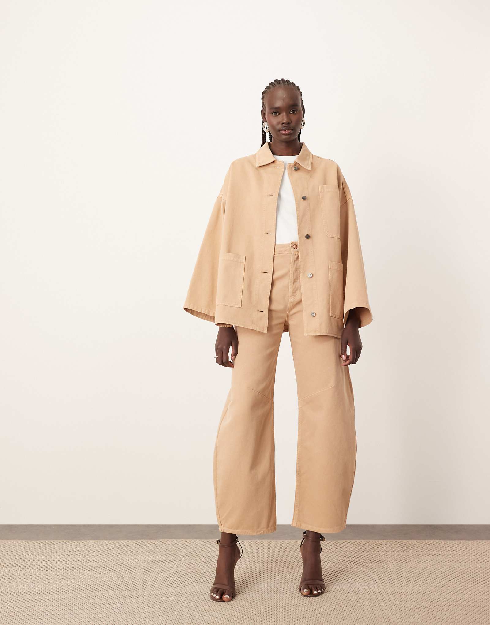 ВЫЛОЖИТЕ джинсы Sydney denim с бочкообразными штанинами из глины