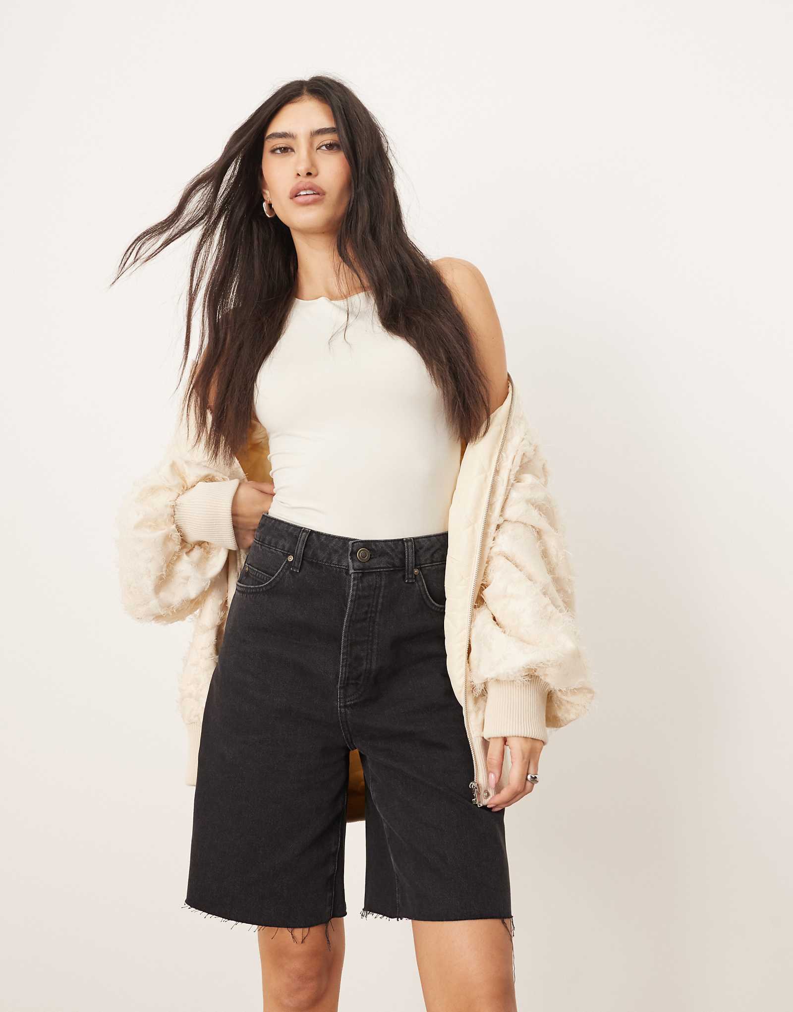 ОДЕНЬТЕ короткие джинсы с напуском от Wilson из выстиранного черного цвета 9790₽