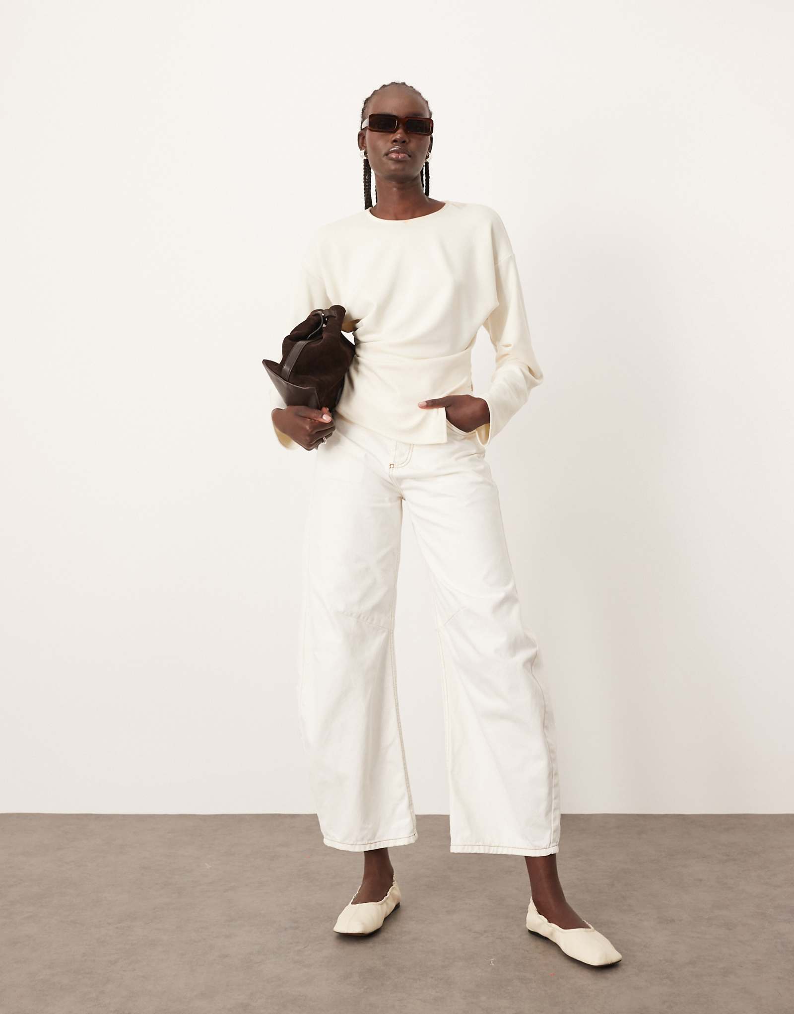 НАДЕНЬТЕ джинсы-бочонки Sydney denim цвета экрю 16590₽