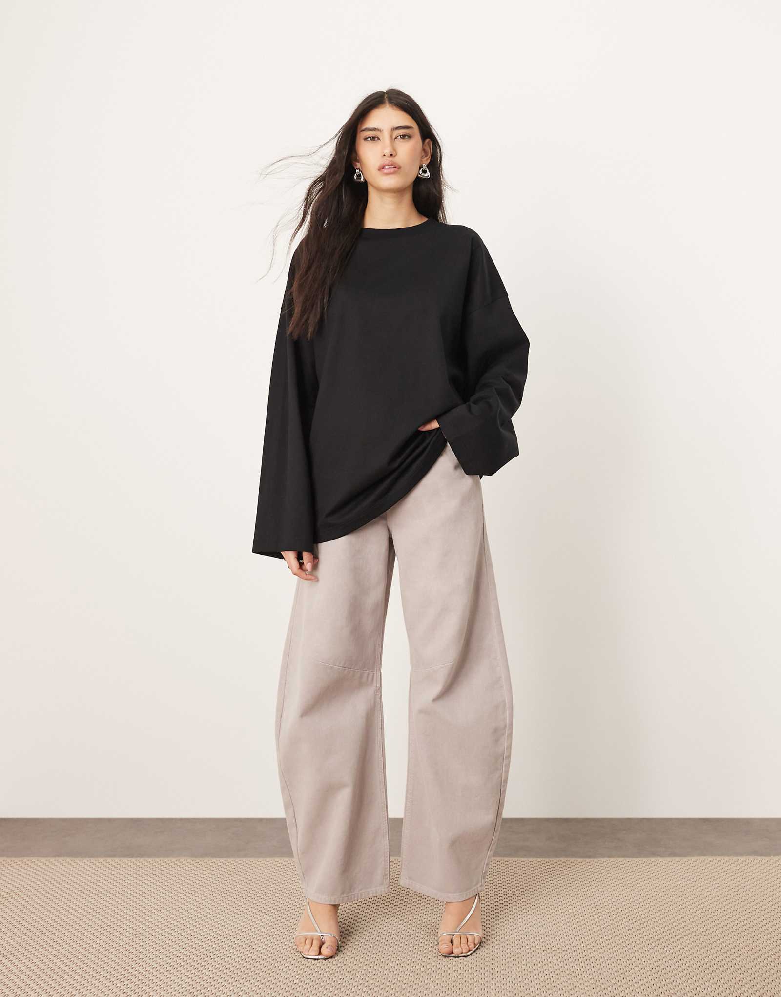 НАДЕНЬТЕ джинсы-бочонки Sydney denim темно-серого цвета 17390₽