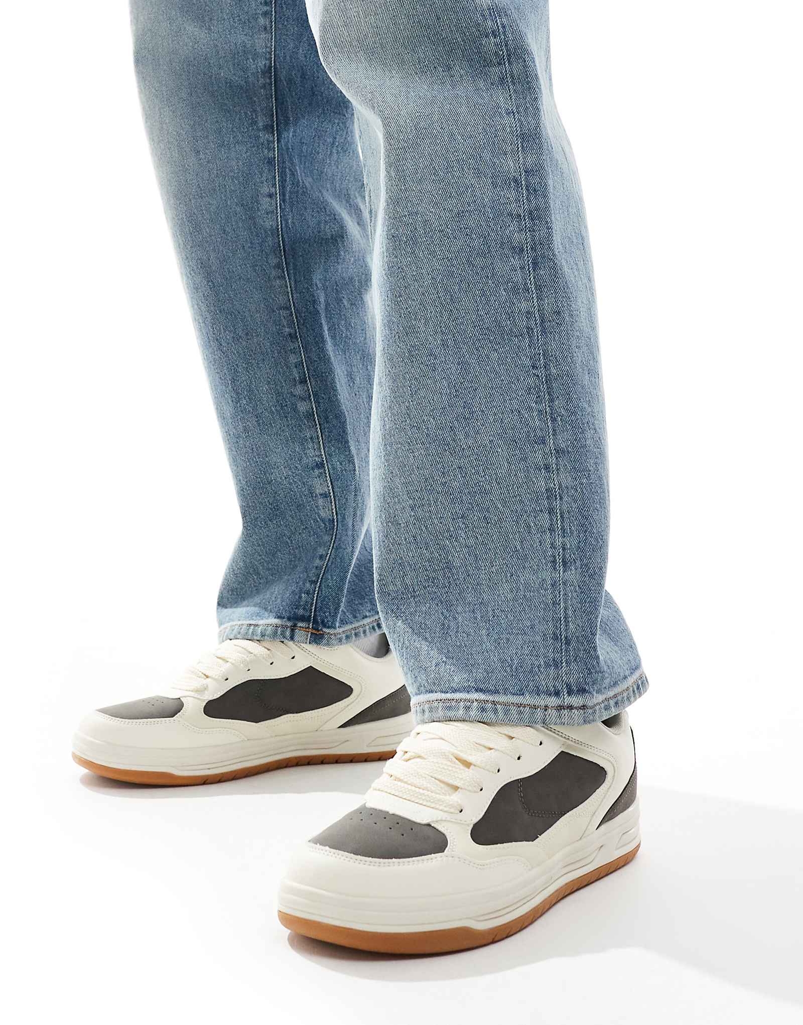 Белые кроссовки Bershka с вставками в тон 8690₽