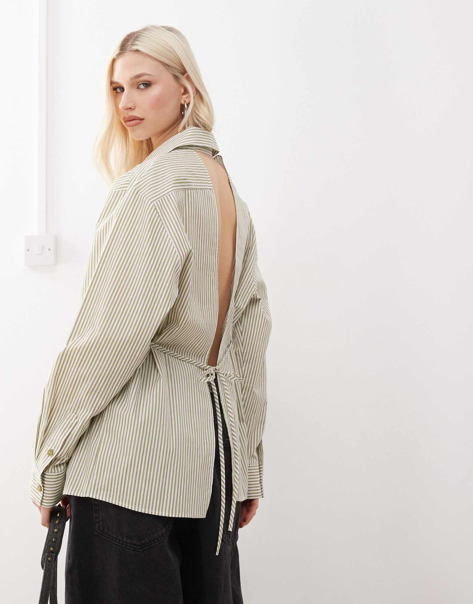 Рубашка COLLUSION с открытой спиной в зеленую и белую полоску 4190₽