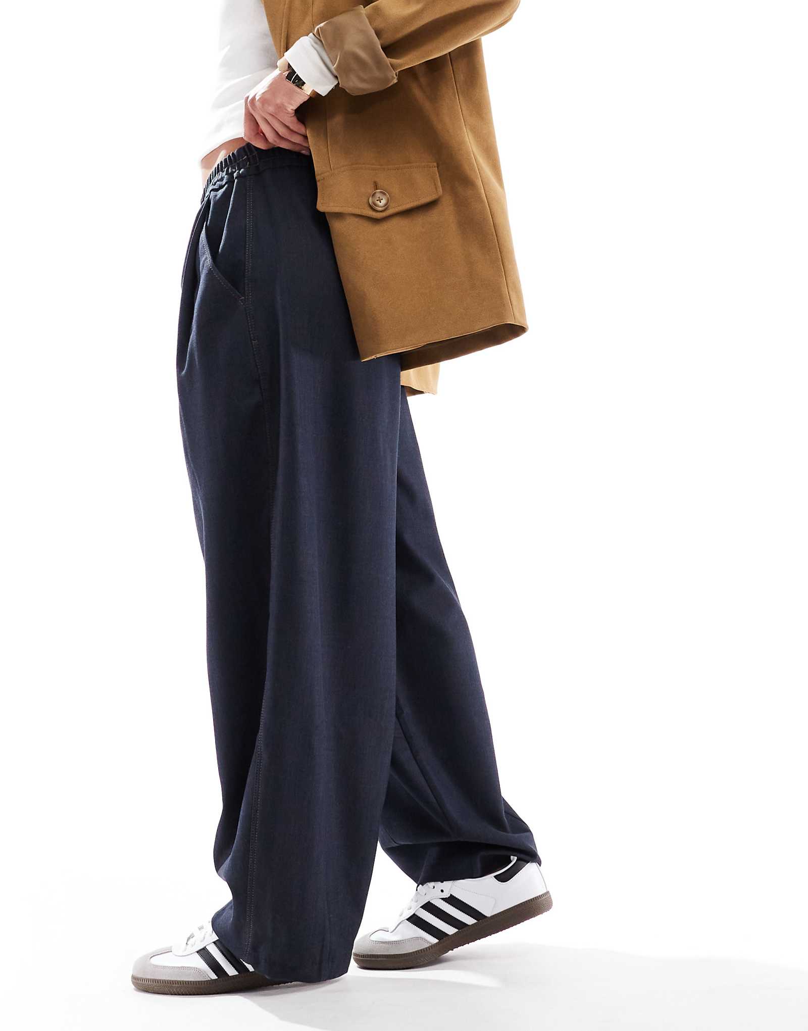 Сшитые на заказ брюки-бочкообразки Bershka темно-синего цвета 7590₽