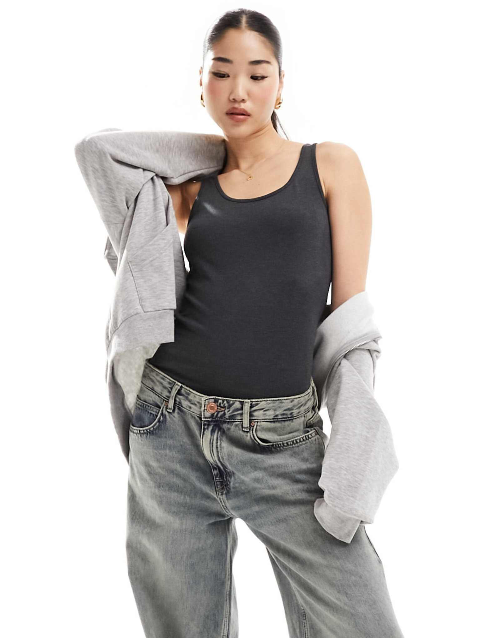 Удлиненная майка Vero Moda темно-серого цвета 3890₽