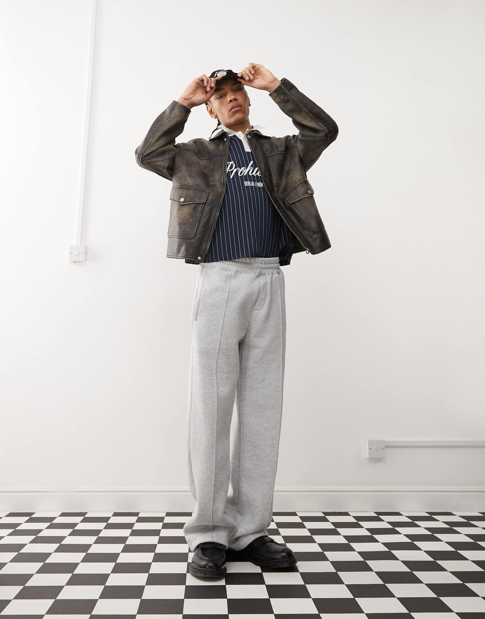 Спортивные брюки прямого кроя с запрещенным логотипом серого цвета 17790₽