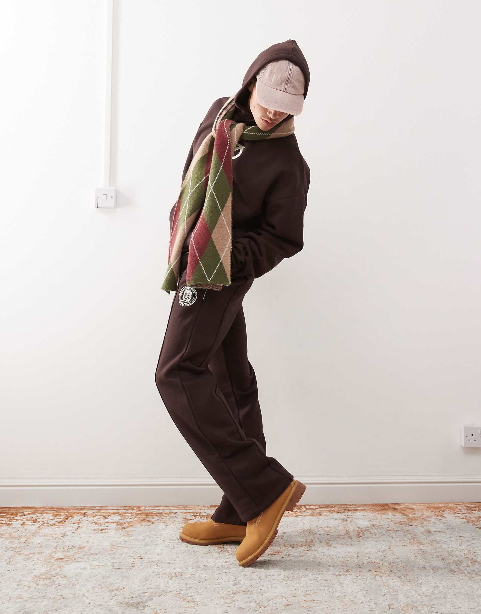 Спортивные брюки с прямыми штанинами коричневого цвета с запрещенным швом - часть комплекта 16690₽