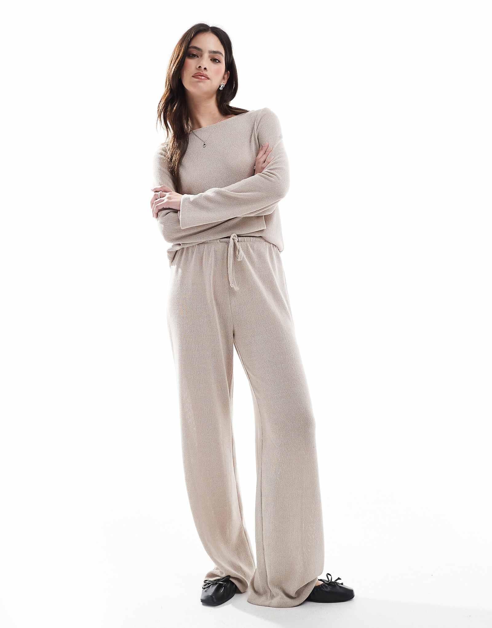 Свободные брюки бежевого цвета с завязками спереди - часть комплекта 4690₽