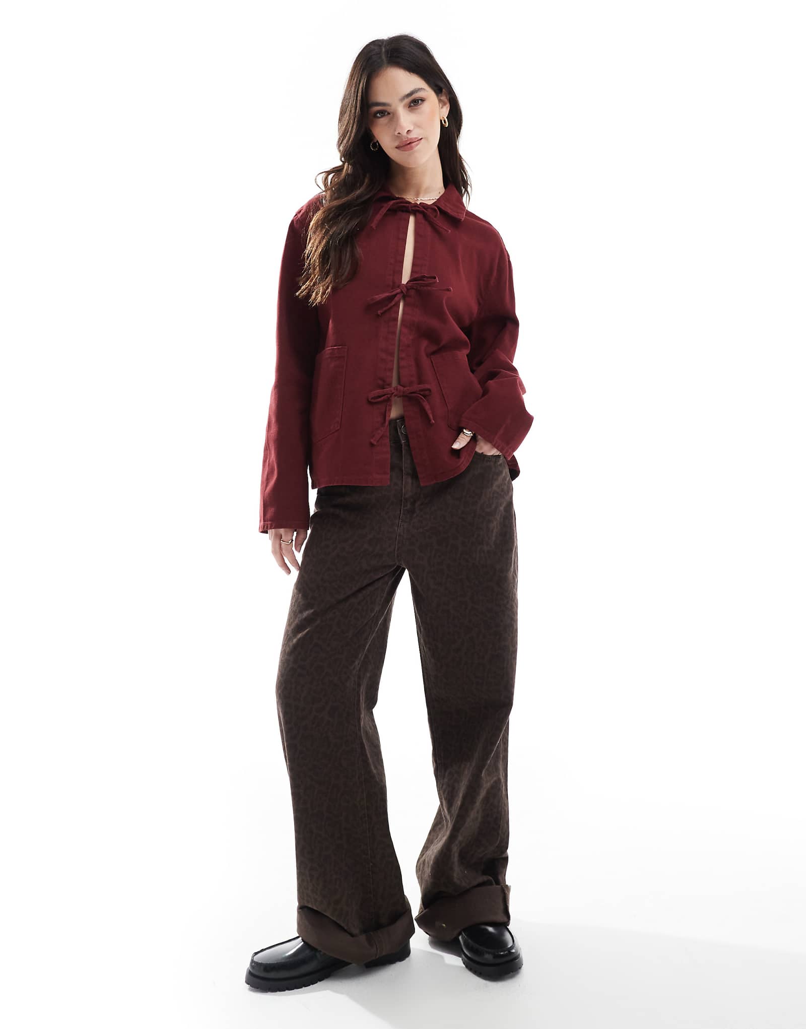 Джинсовая куртка бордового цвета с завязками спереди 8390₽