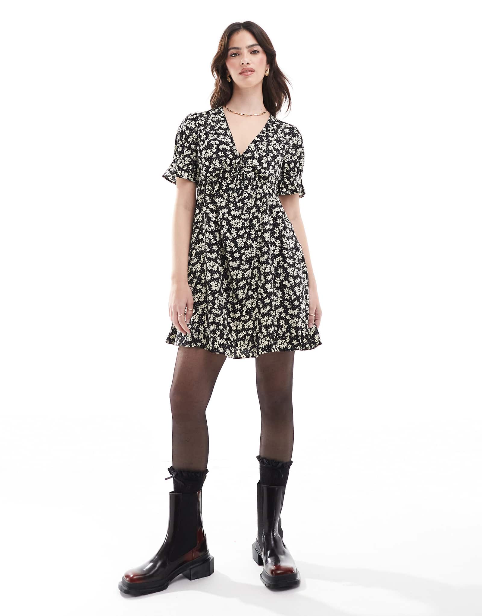 Черно-белое мини-платье с развевающимися рукавами и цветочным принтом для девочек от Wednesdays Girl 6890₽