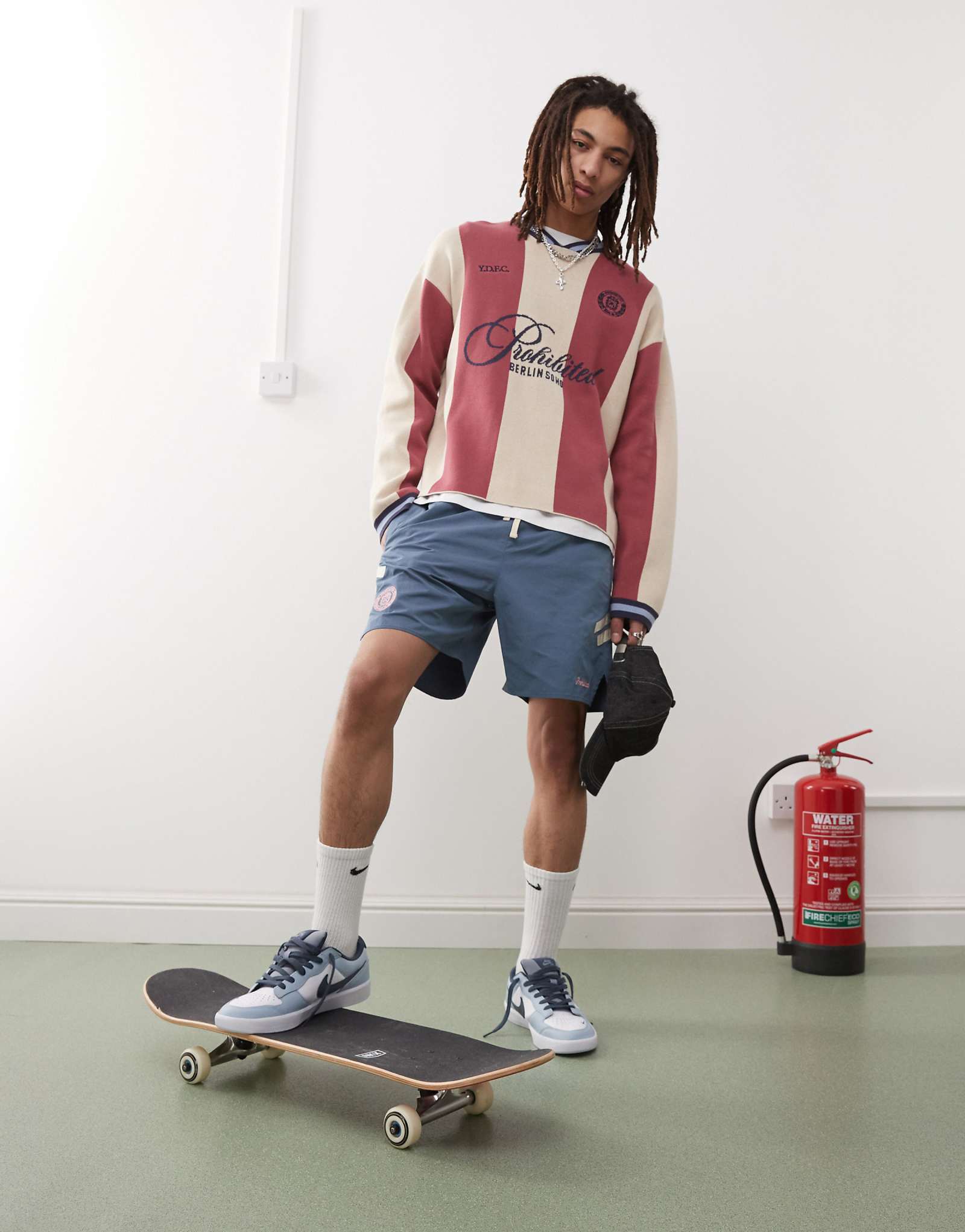 Запрещенные спортивные шорты синего цвета 12790₽